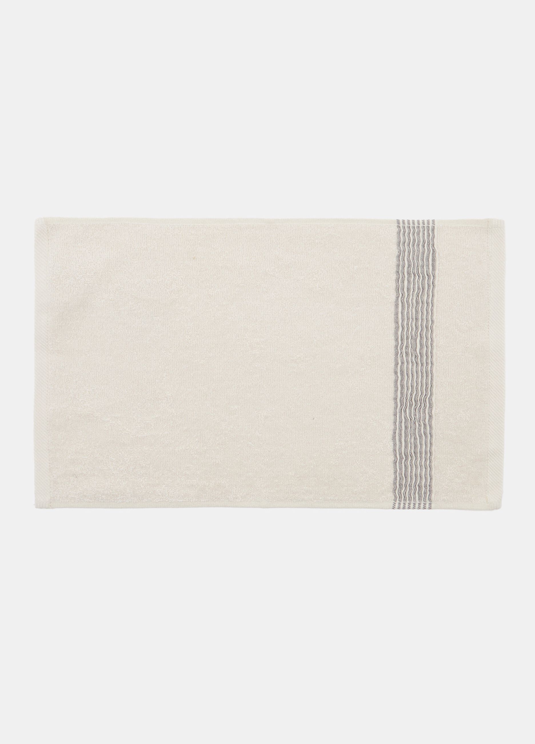 Striped guest towel in 100% cotton