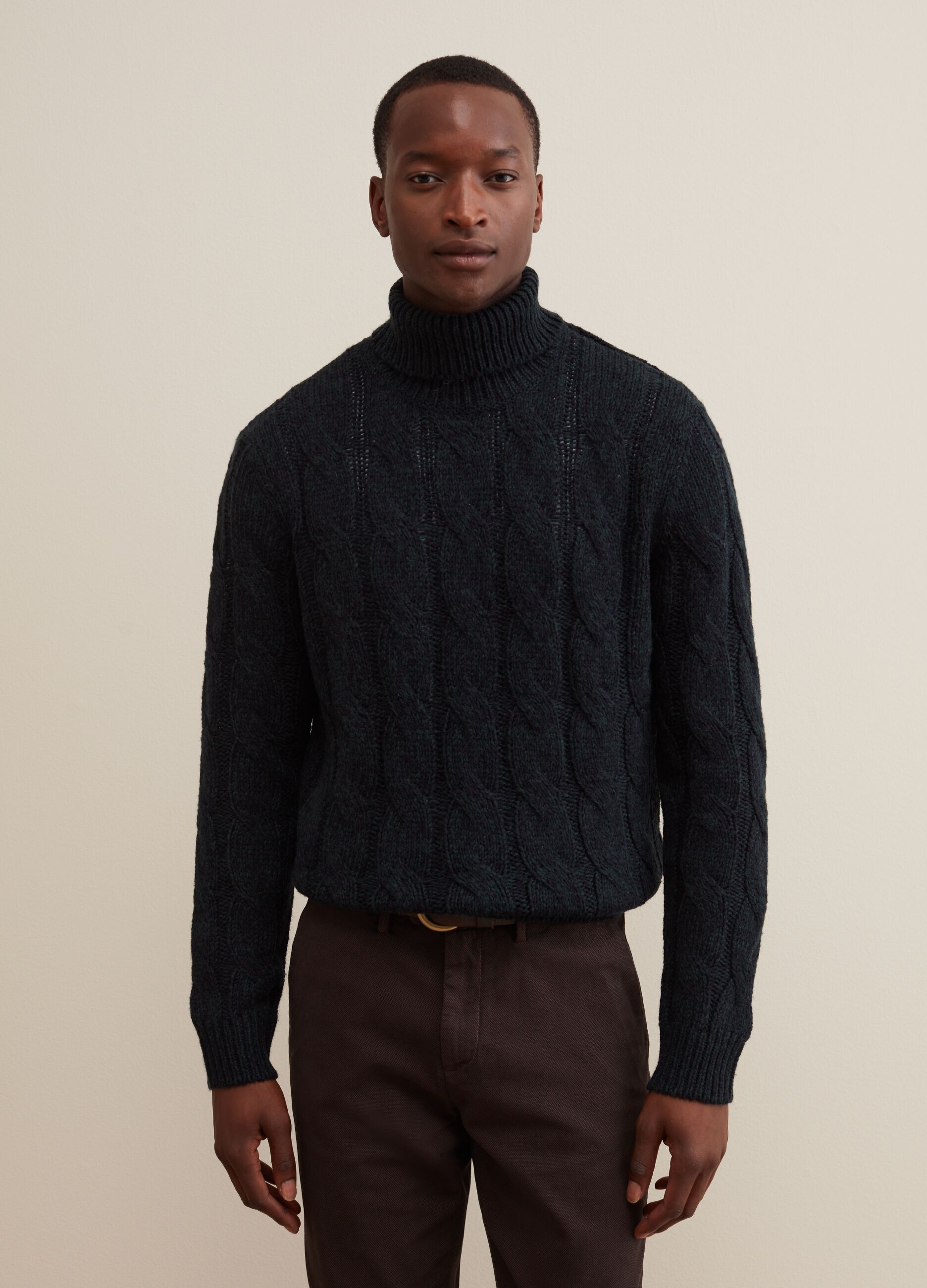 Pullover with two-tone cable.knit design