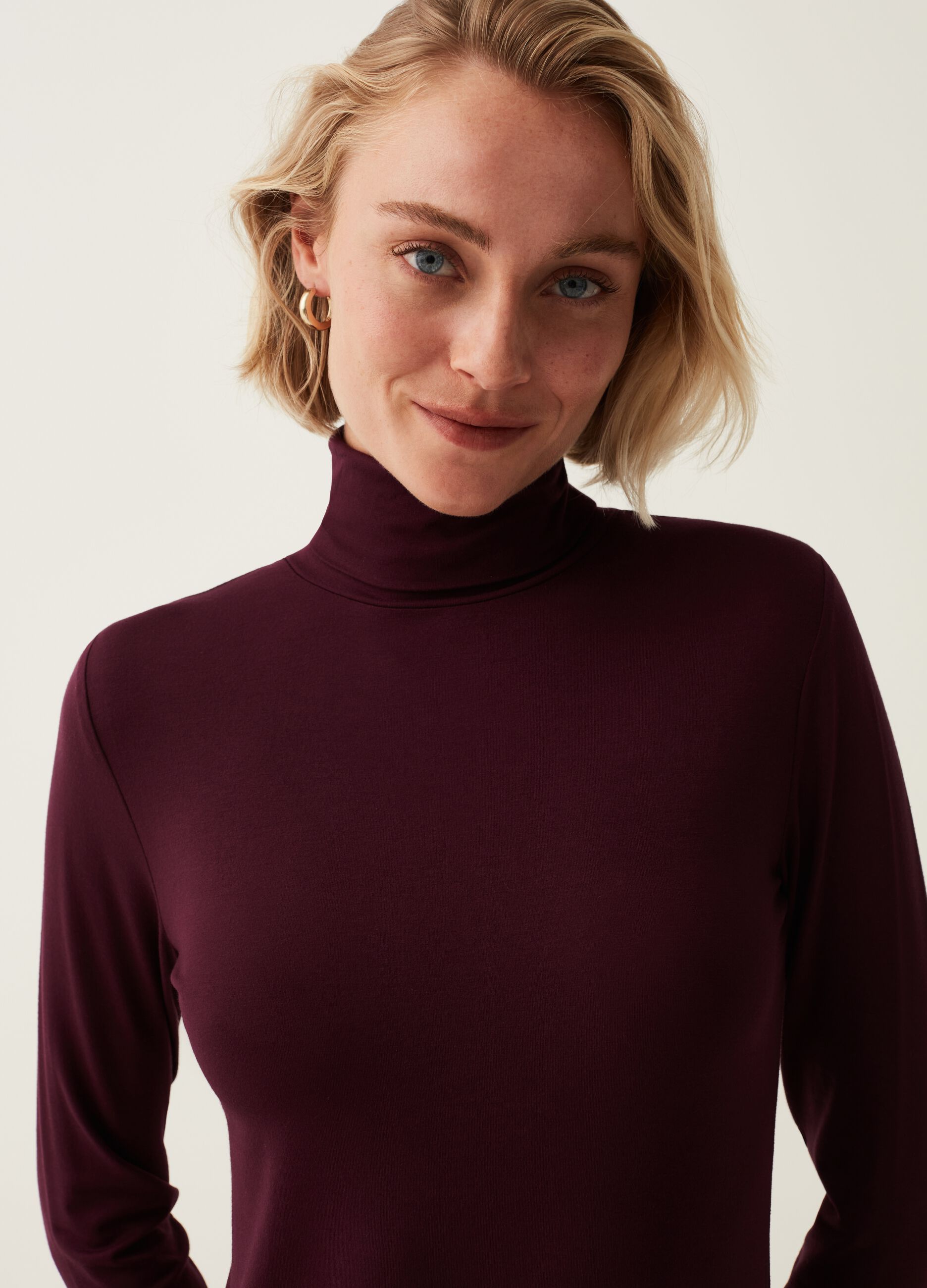 T-shirt with long sleeves and high neck