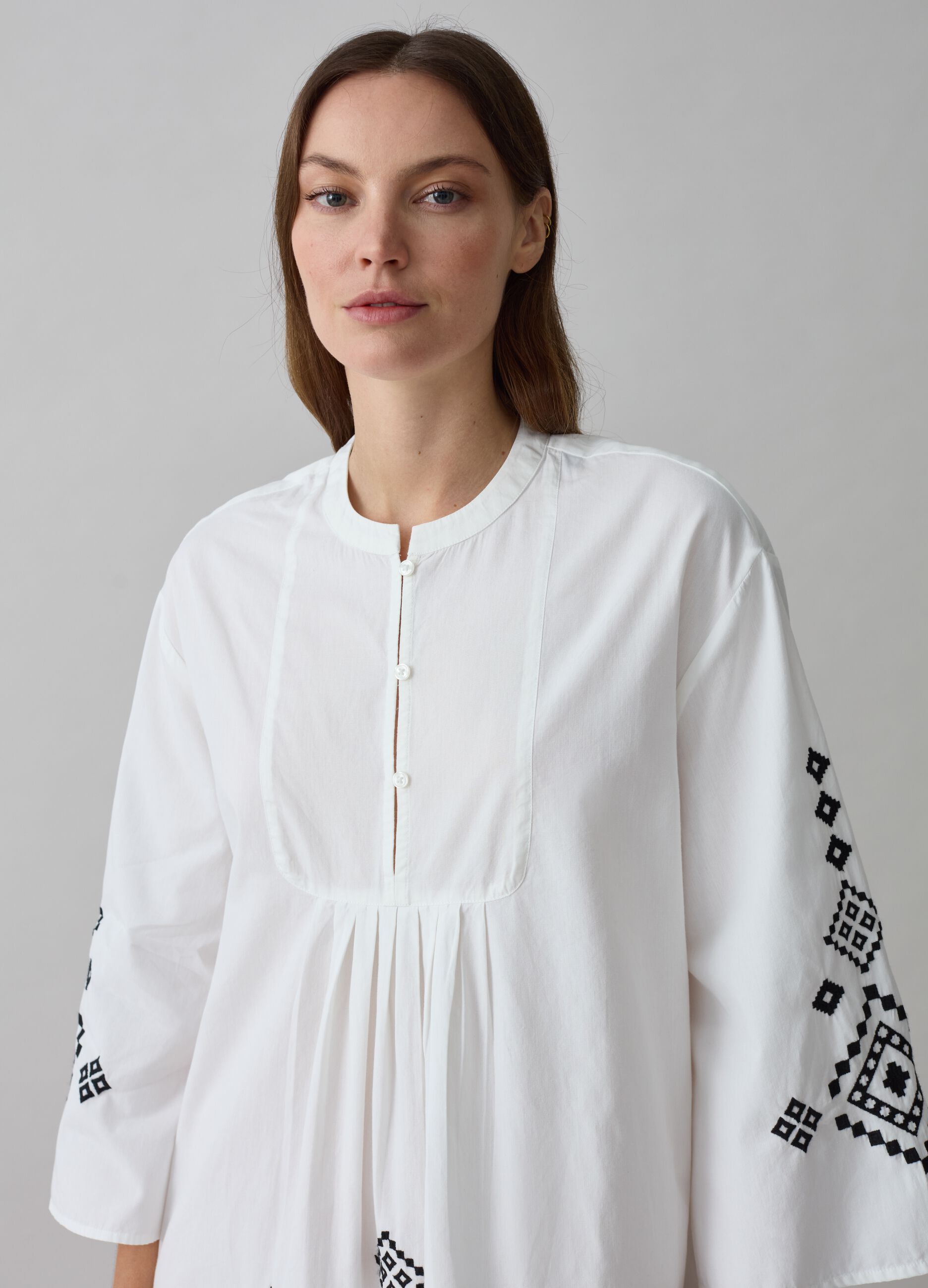 Short shirt dress with ethnic embroidery