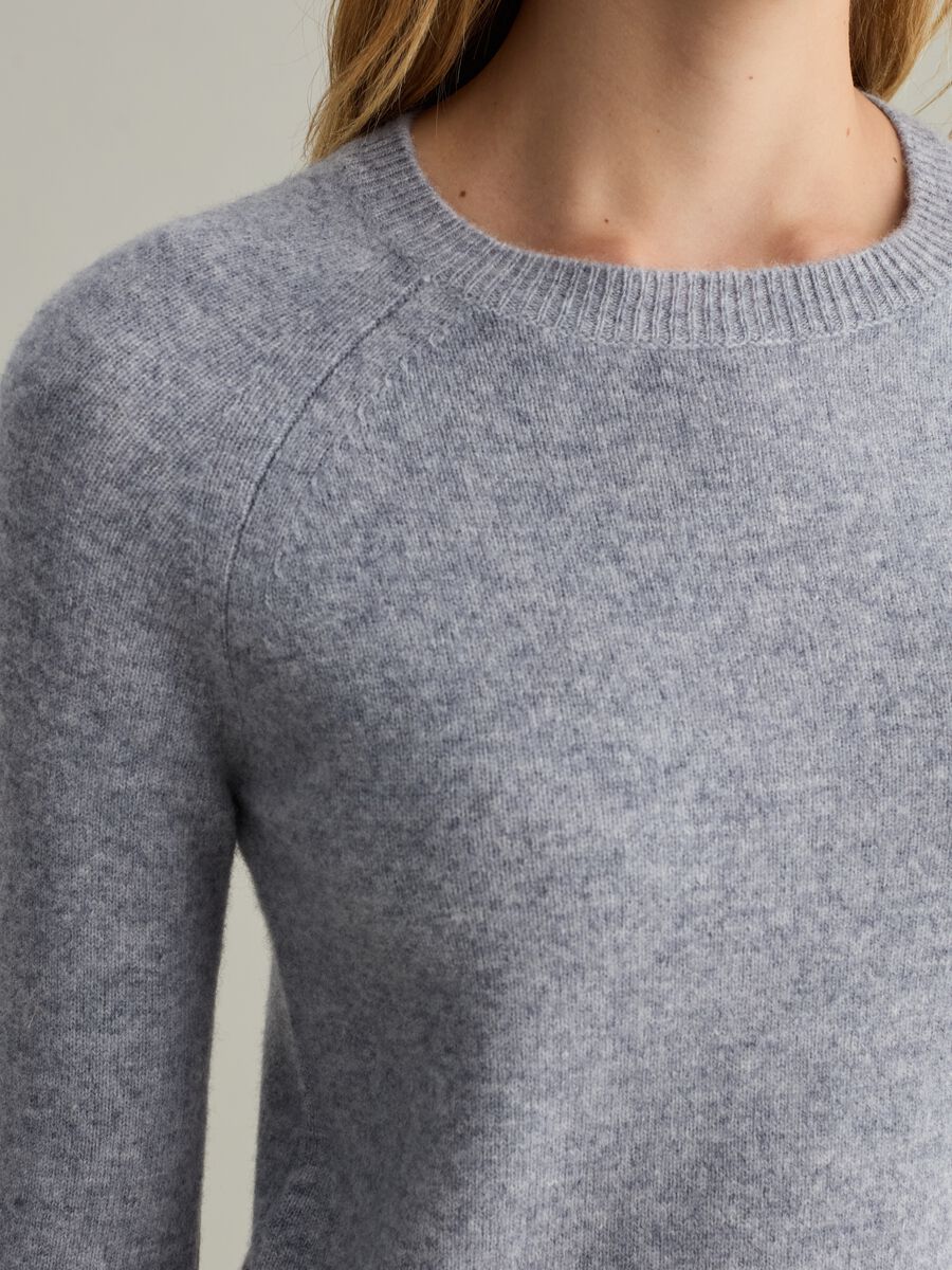 Contemporary wool pullover with raglan sleeves_2