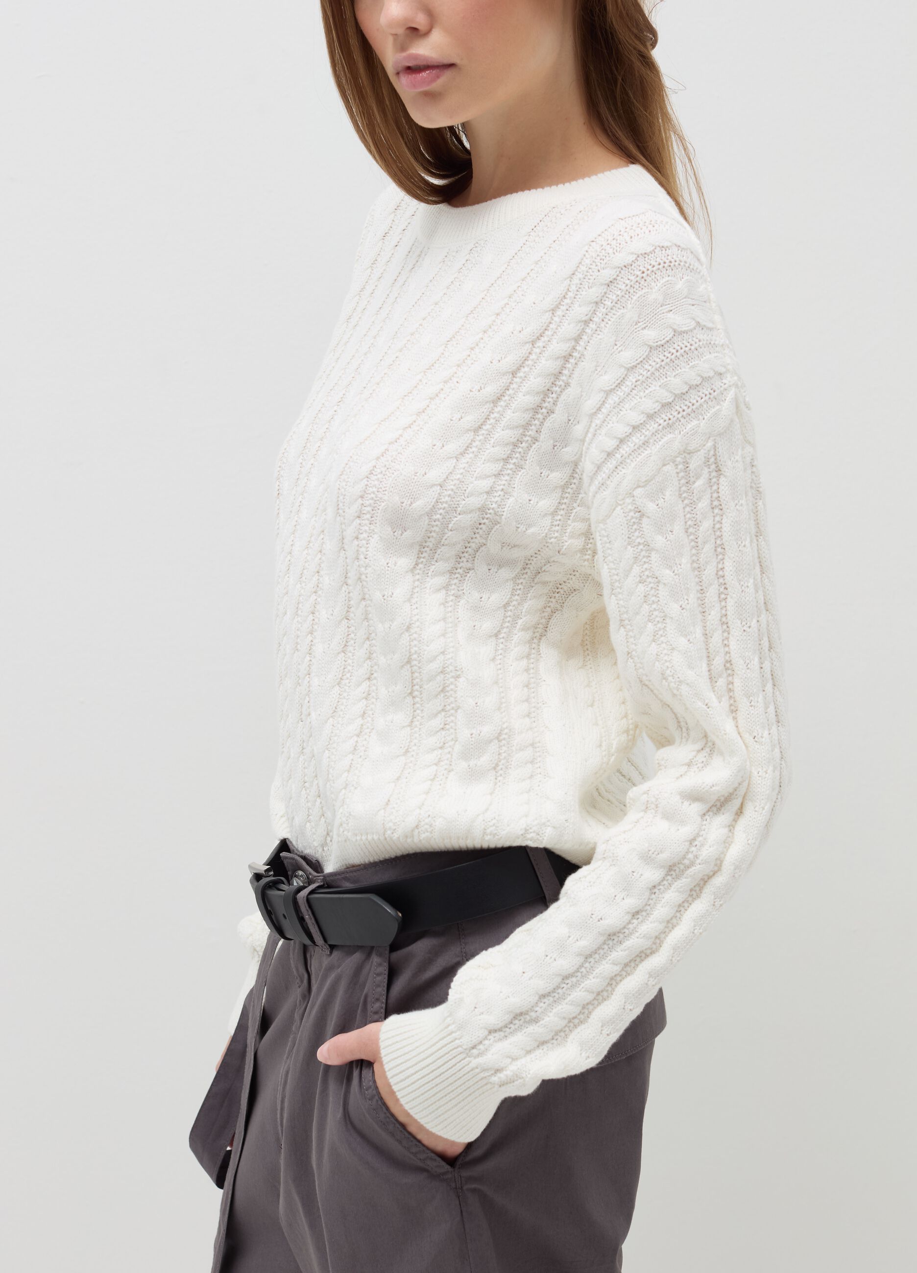 Cropped pullover with cable-knit design