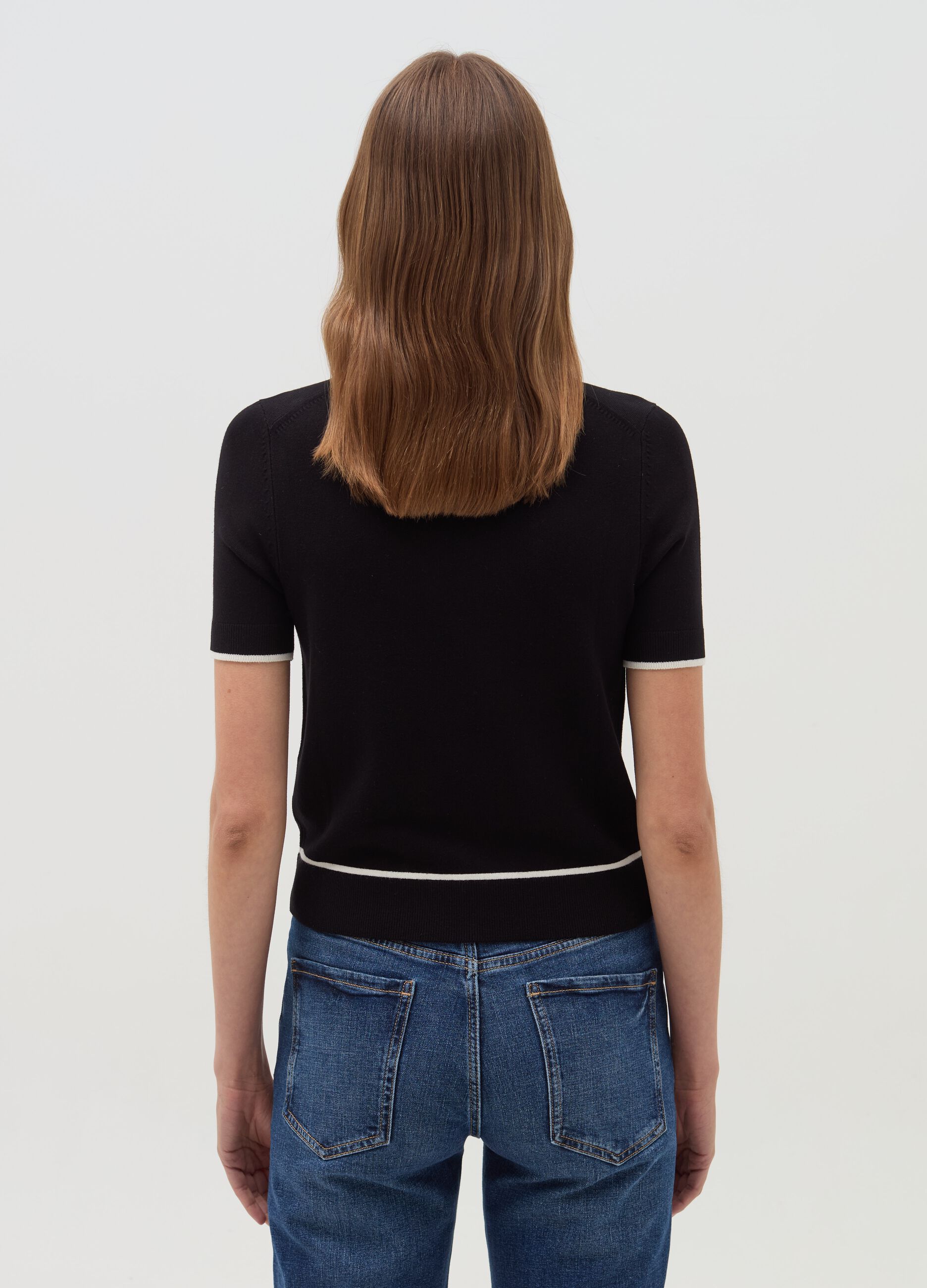 Short-sleeved top with contrasting edges