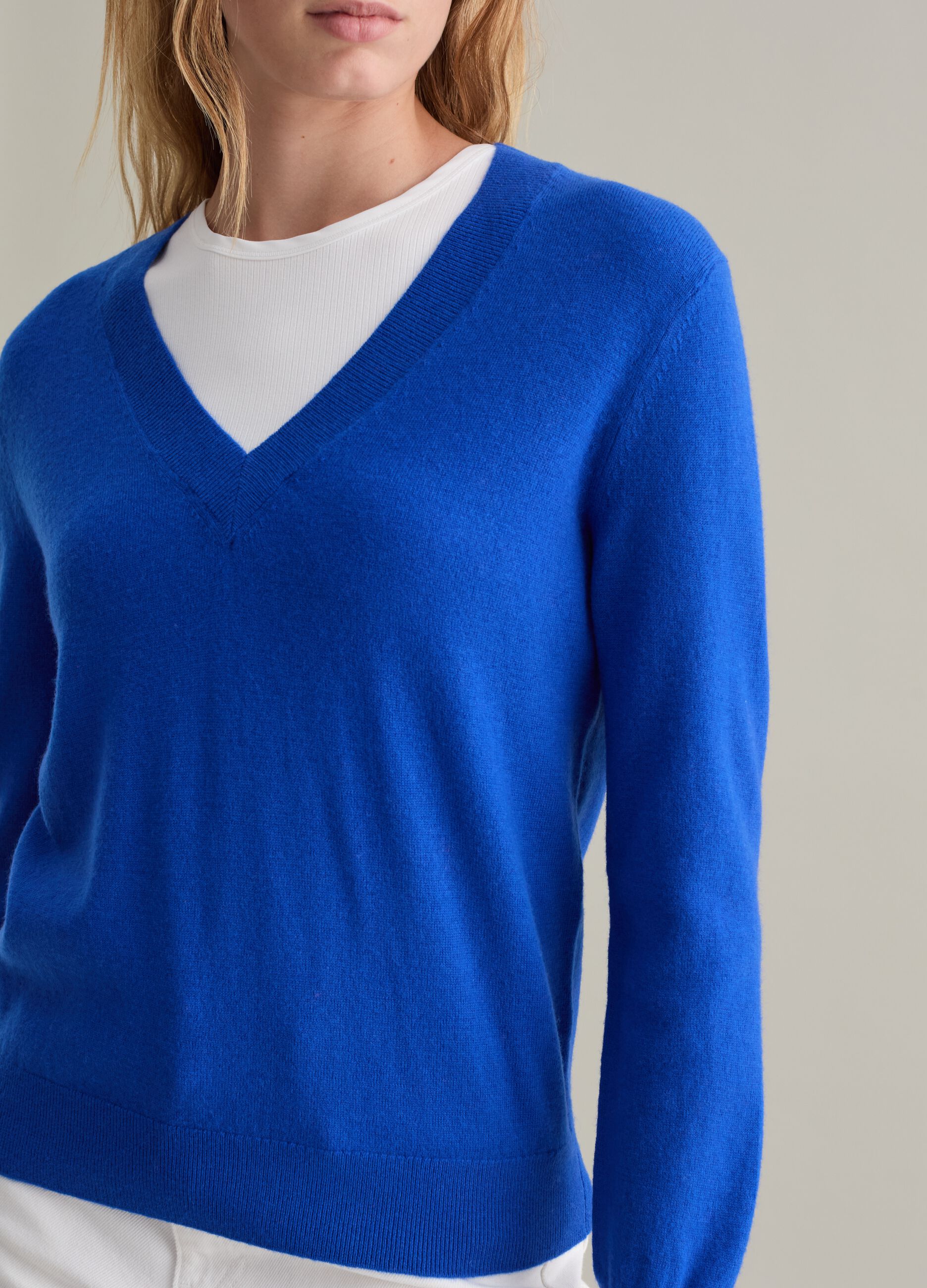 V-neck pullover in wool