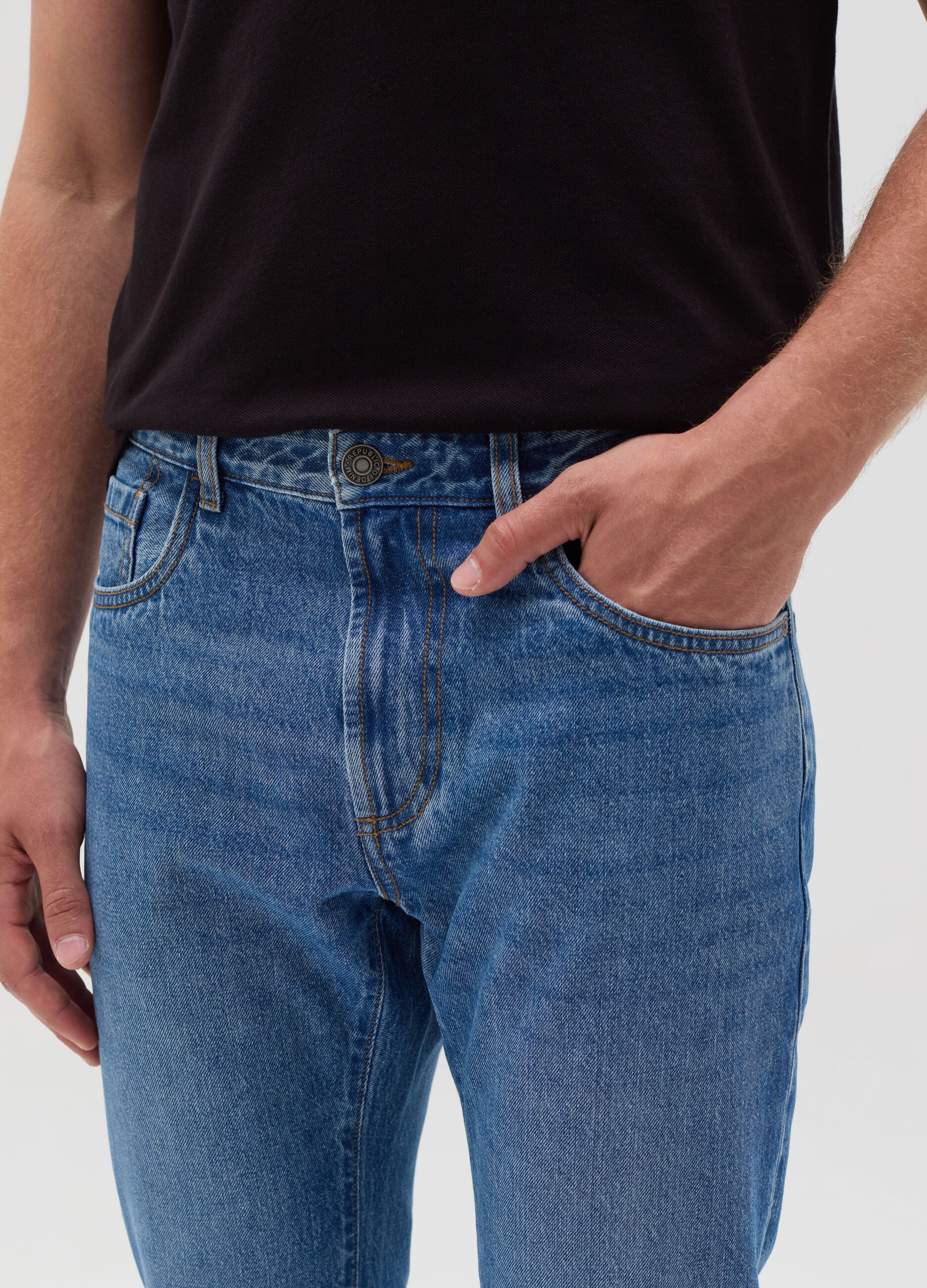 Regular fit jeans with discolouring