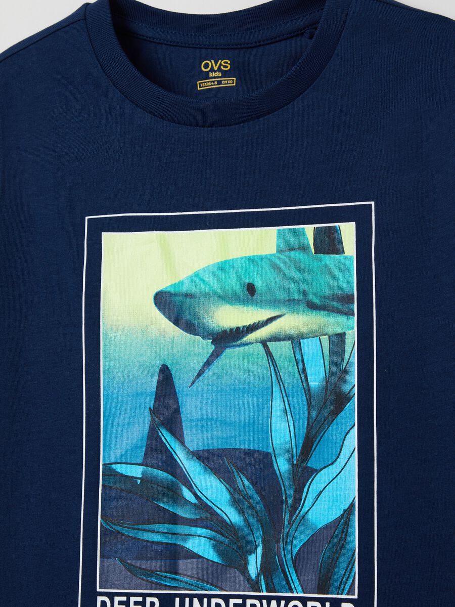 T-shirt with shark print and round neck_2