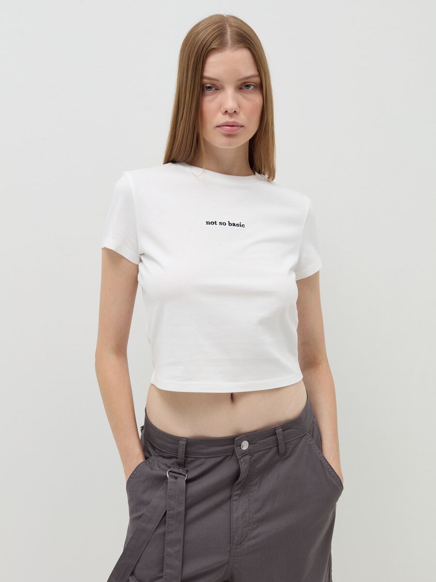 T-shirt crop con ricamo lettering_1