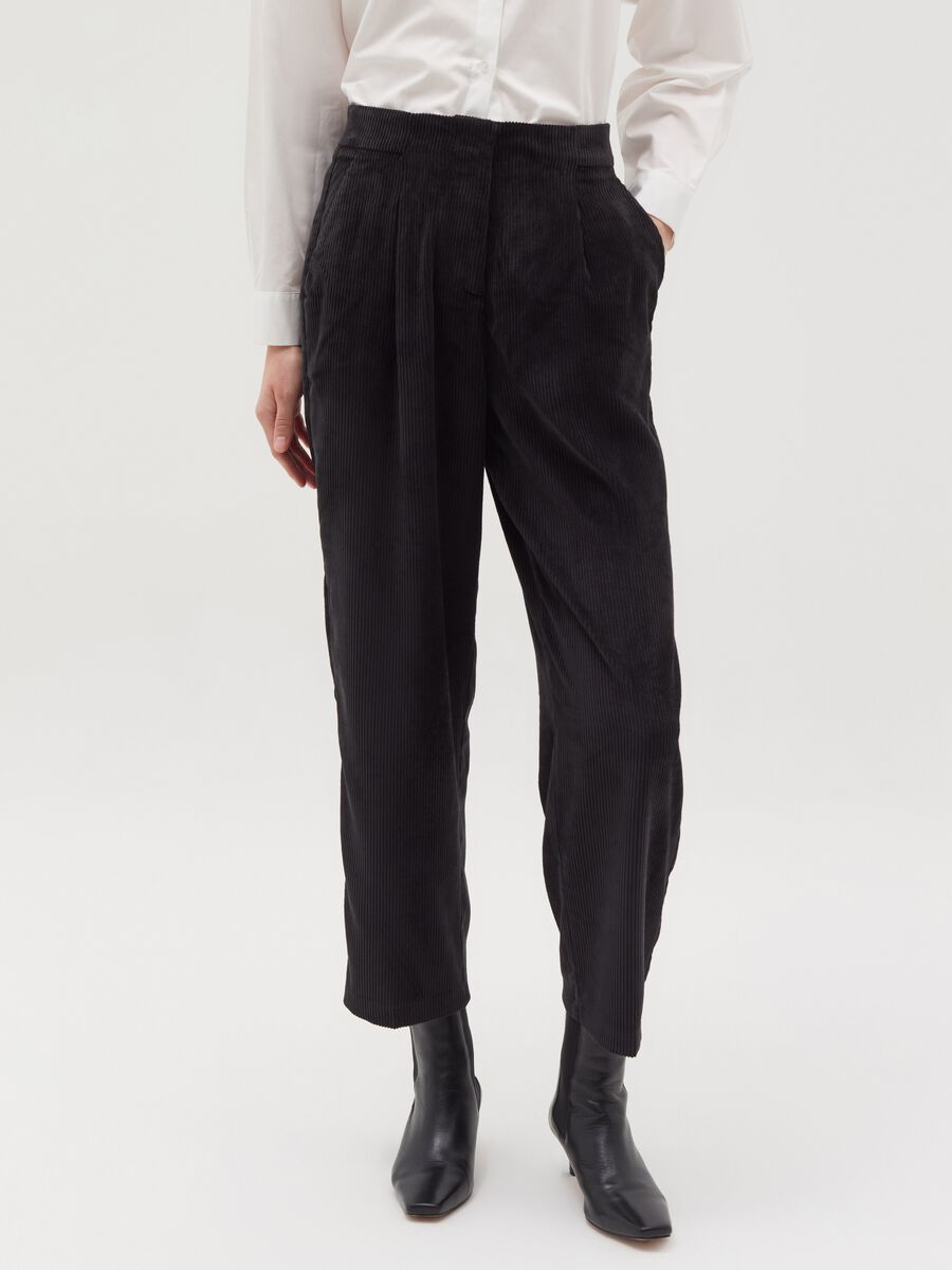 Carrot-fit trousers in corduroy with darts_1