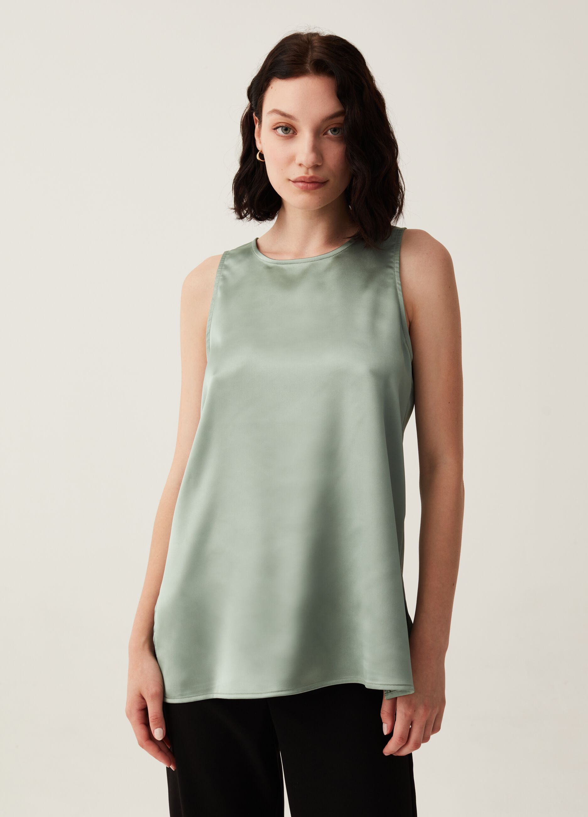 Sleeveless blouse in satin with splits