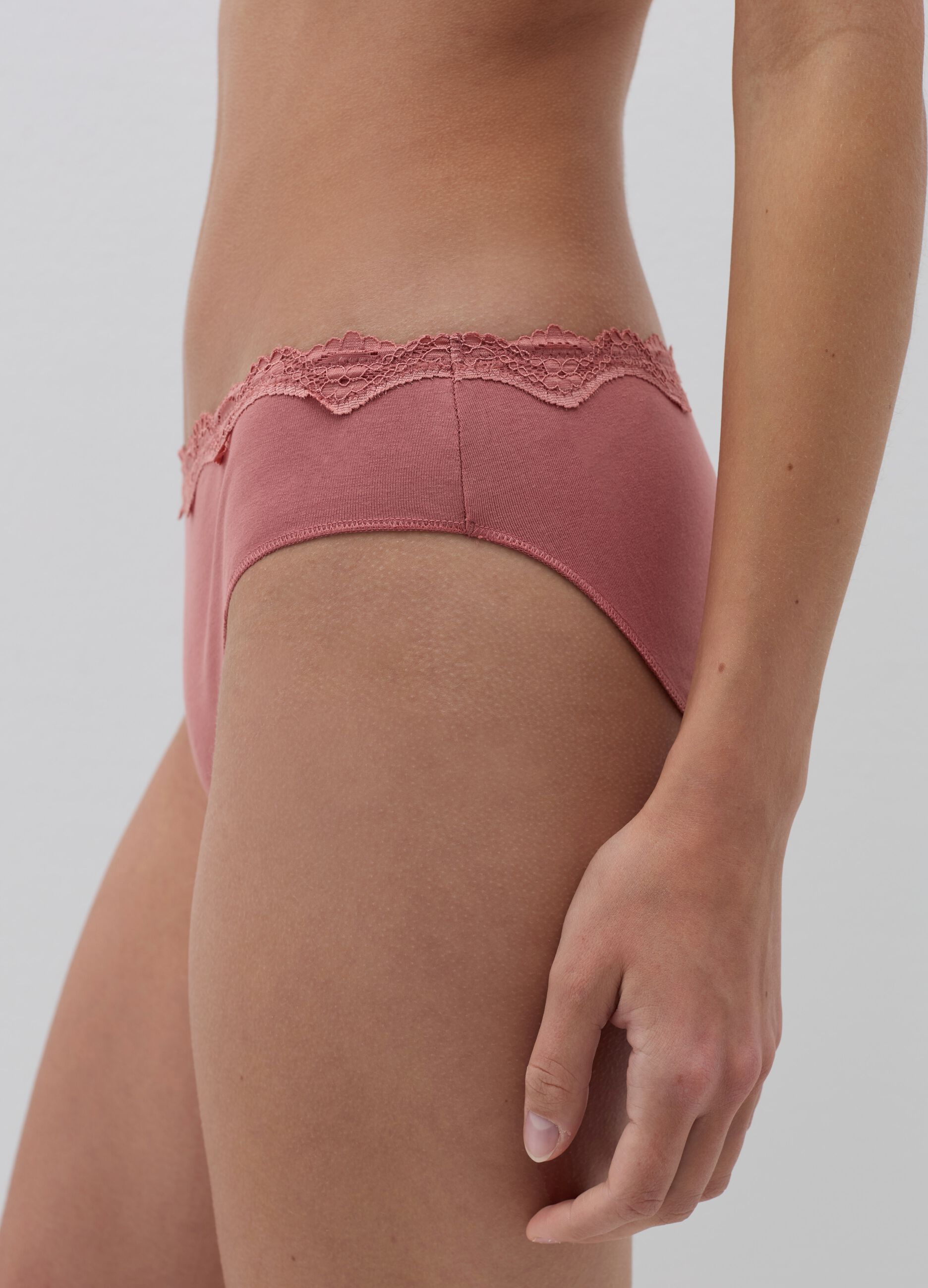 Briefs in organic cotton with lace trim