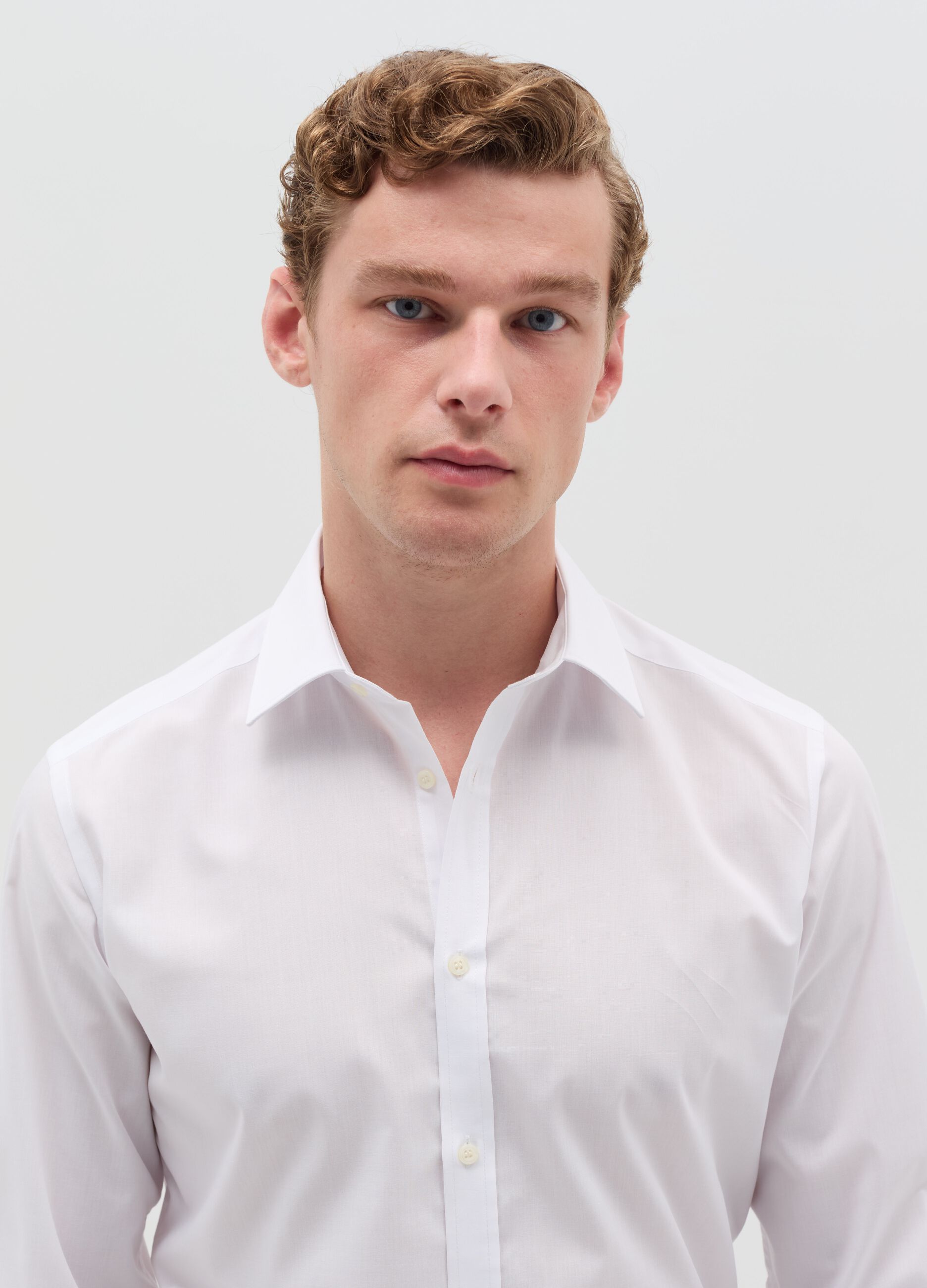 Slim-fit shirt with cut-away collar