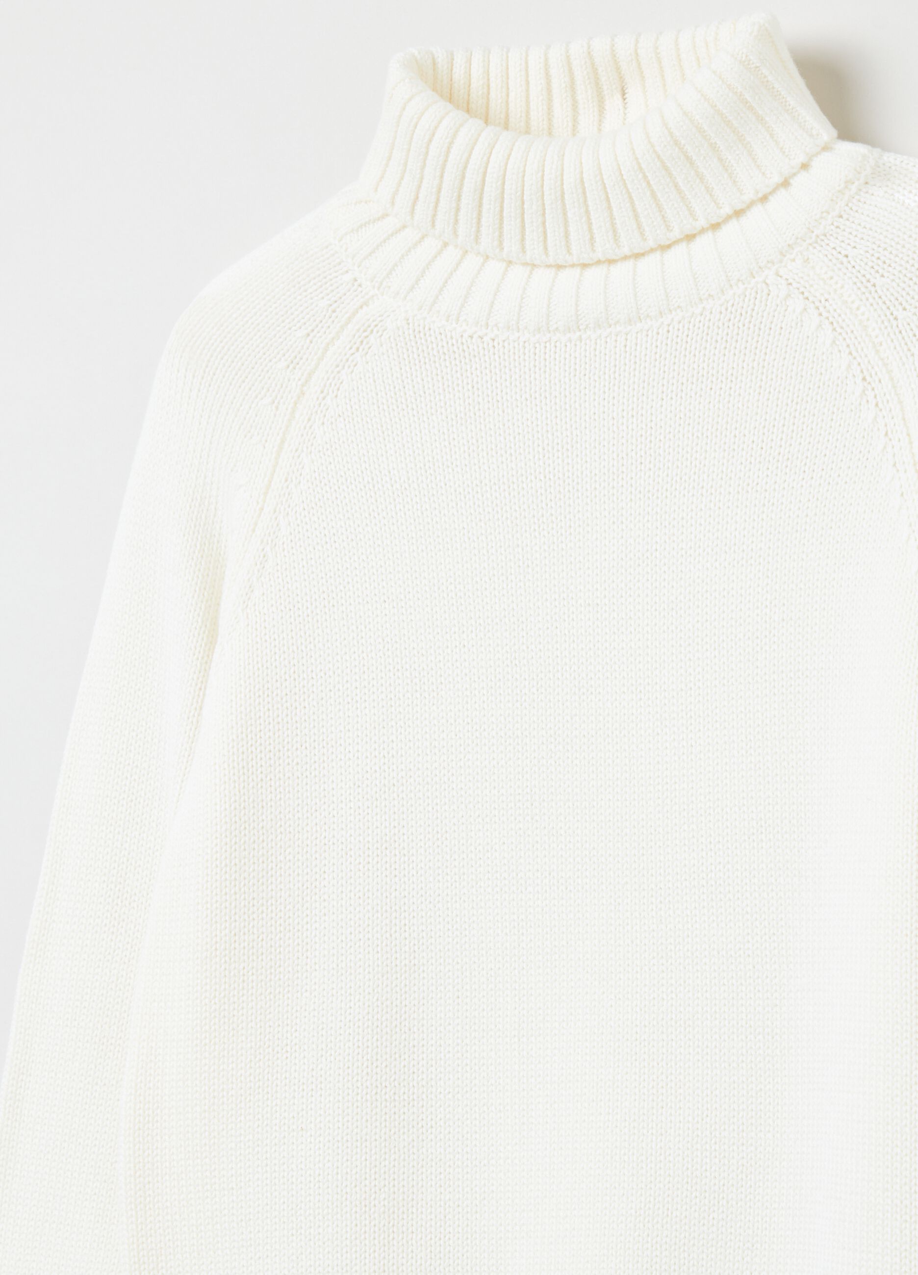 Solid-colour knit turtle-neck sweater