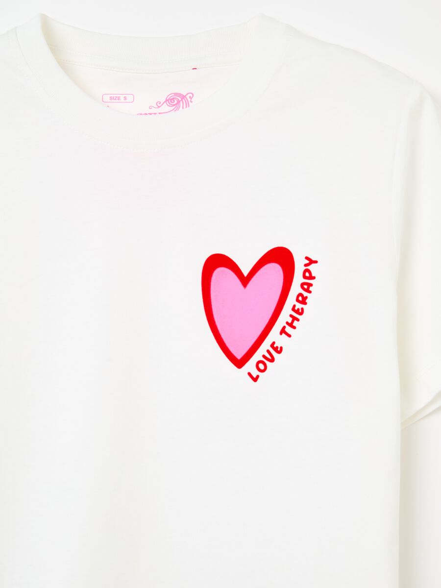 T-shirt con stampa cuore_4