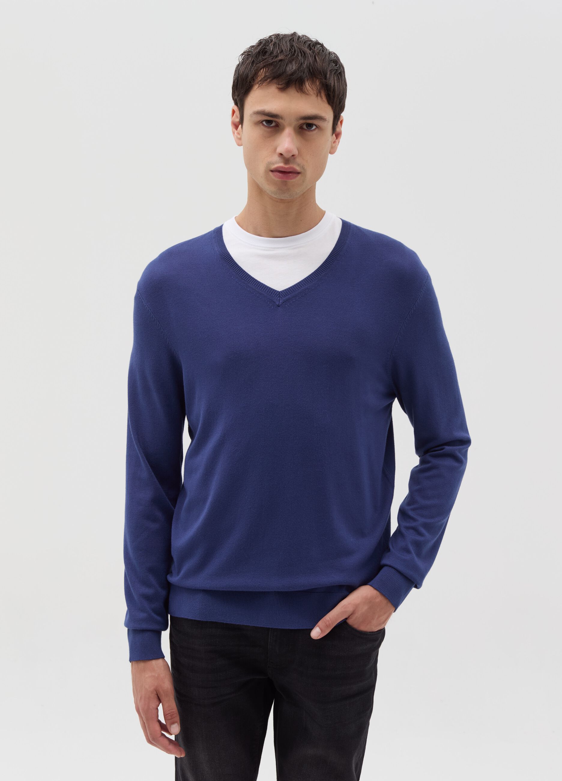 V-neck pullover