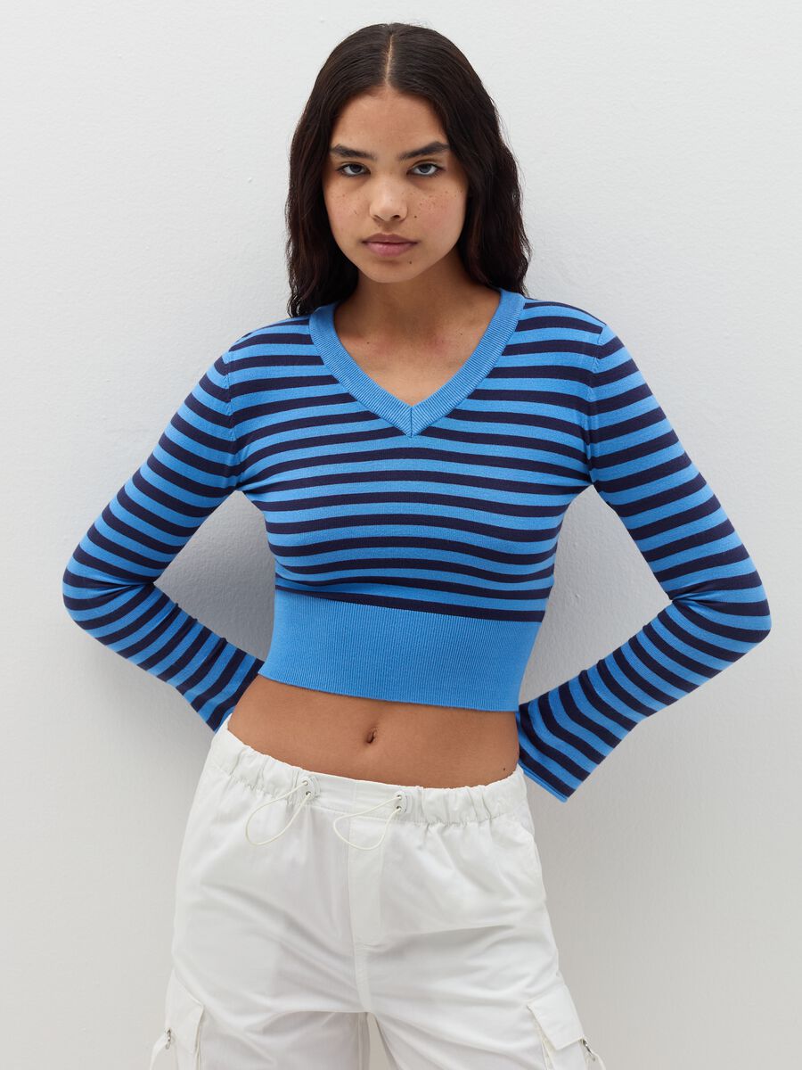 Crop pullover with V neck and stripes_1