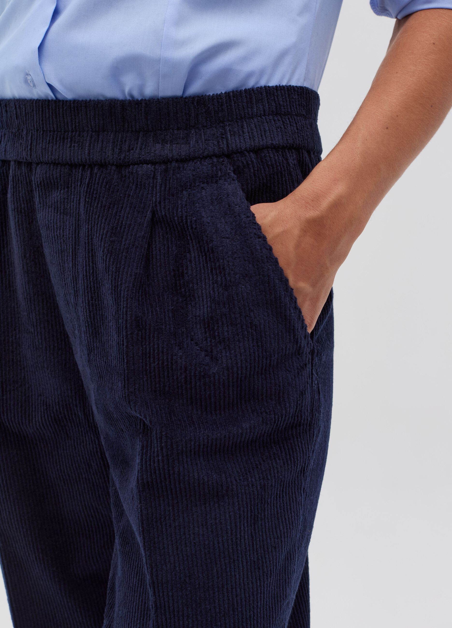 Pantalone carrot fit in corduroy con pinces