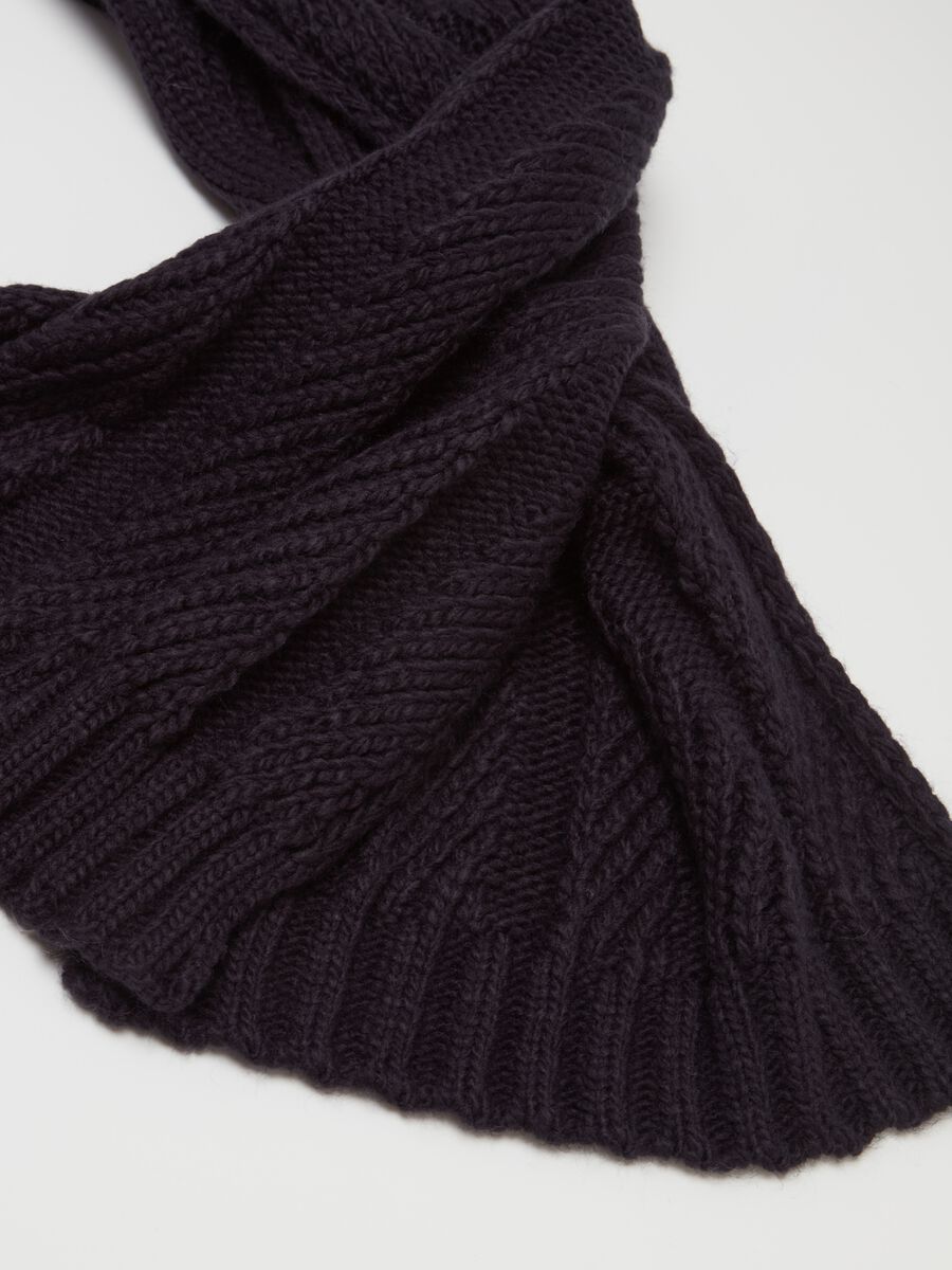 Scarf with cable-knit motif_2