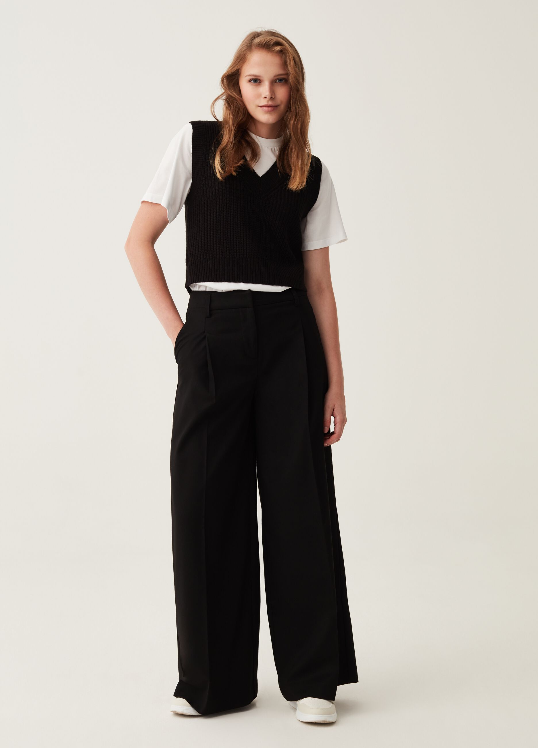 Wide-leg trousers with darts