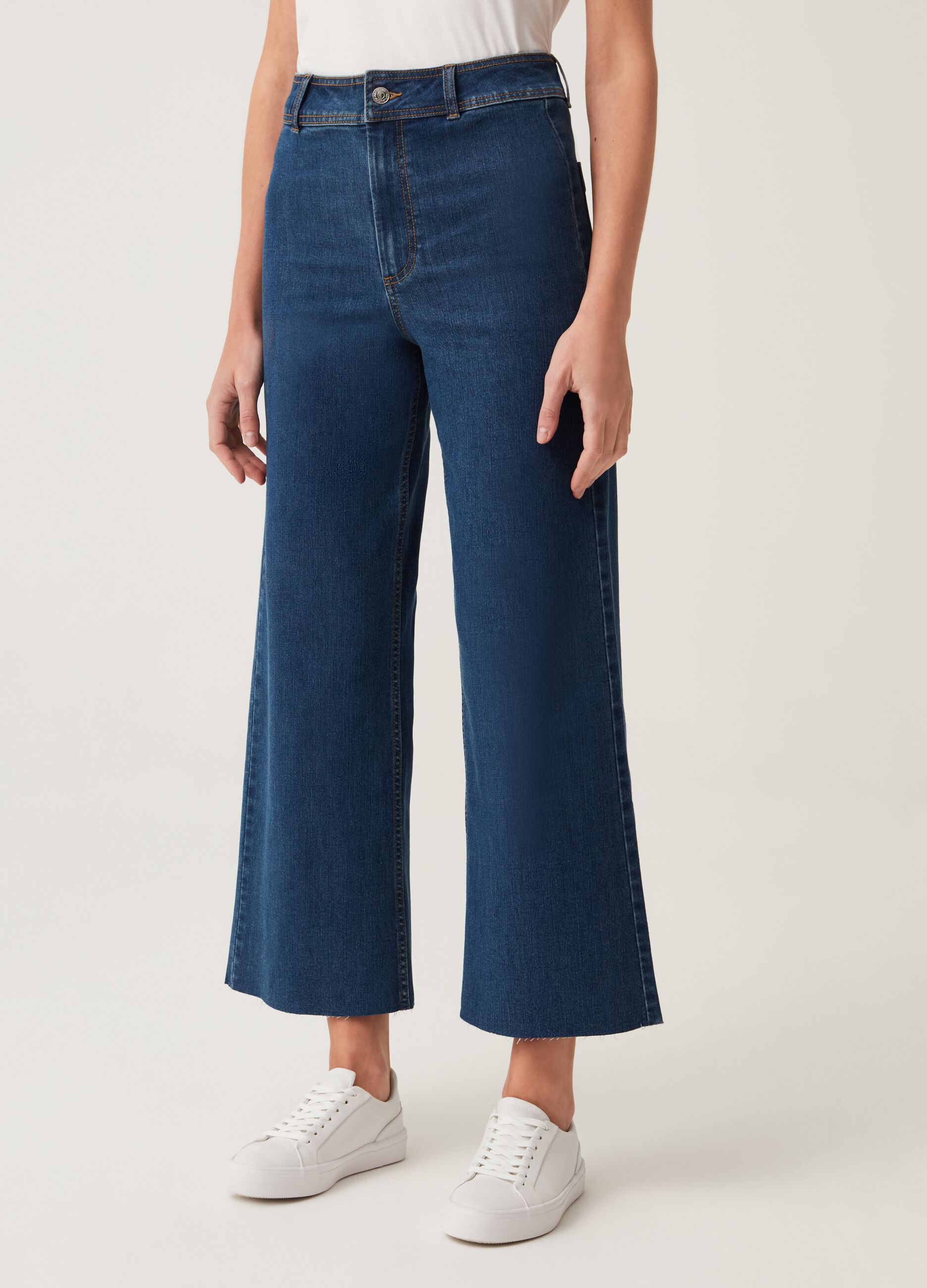 Wide-leg stretch jeans with raw edging