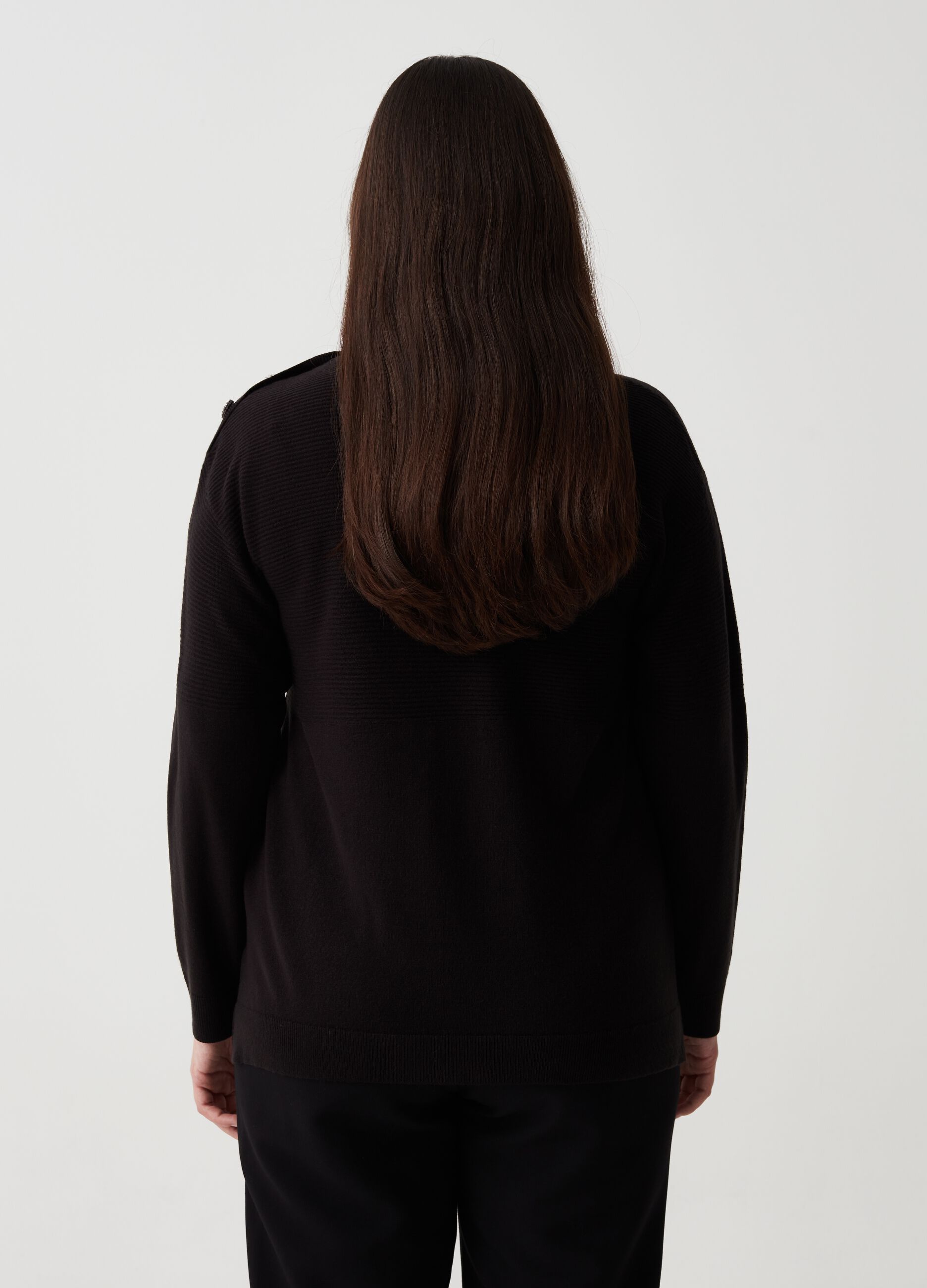 Curvy pullover with jewel button