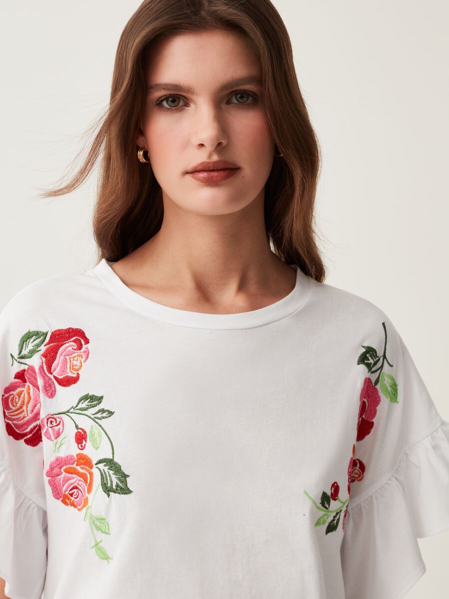 T-shirt in cotone con ricamo floreale_1