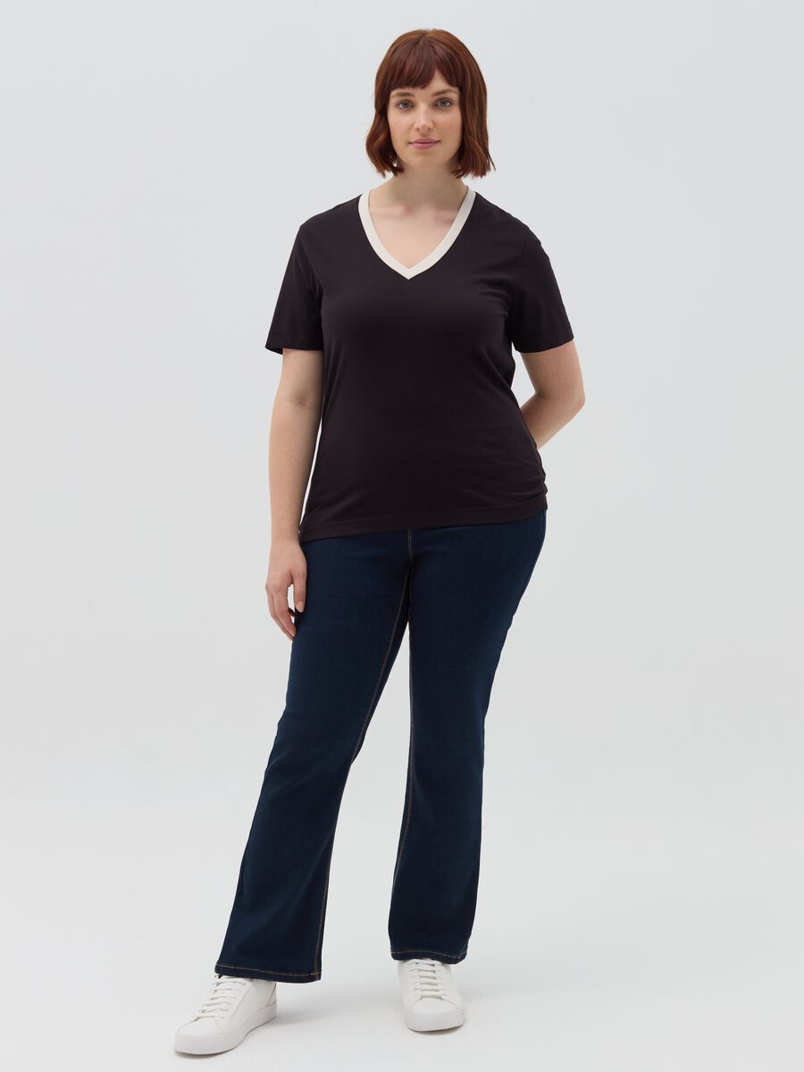 Curvy T-shirt with contrasting V neck_1