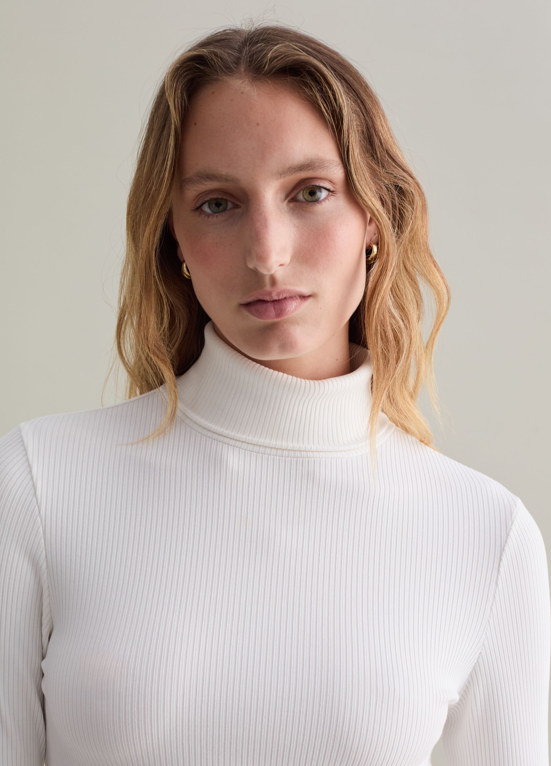 Contemporary flat-ribbed turtleneck pullover