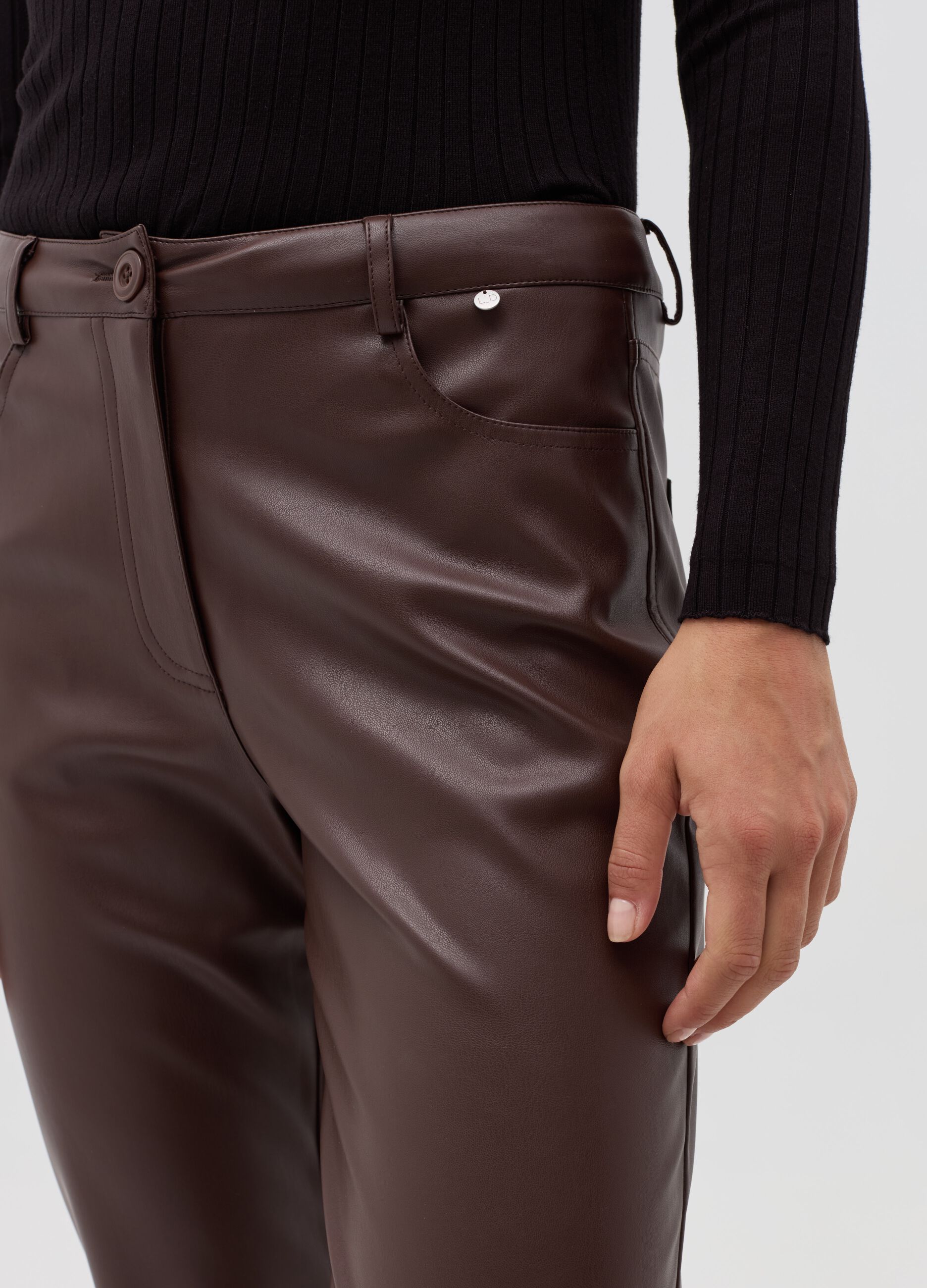 Pantalone cinque tasche effetto lucido