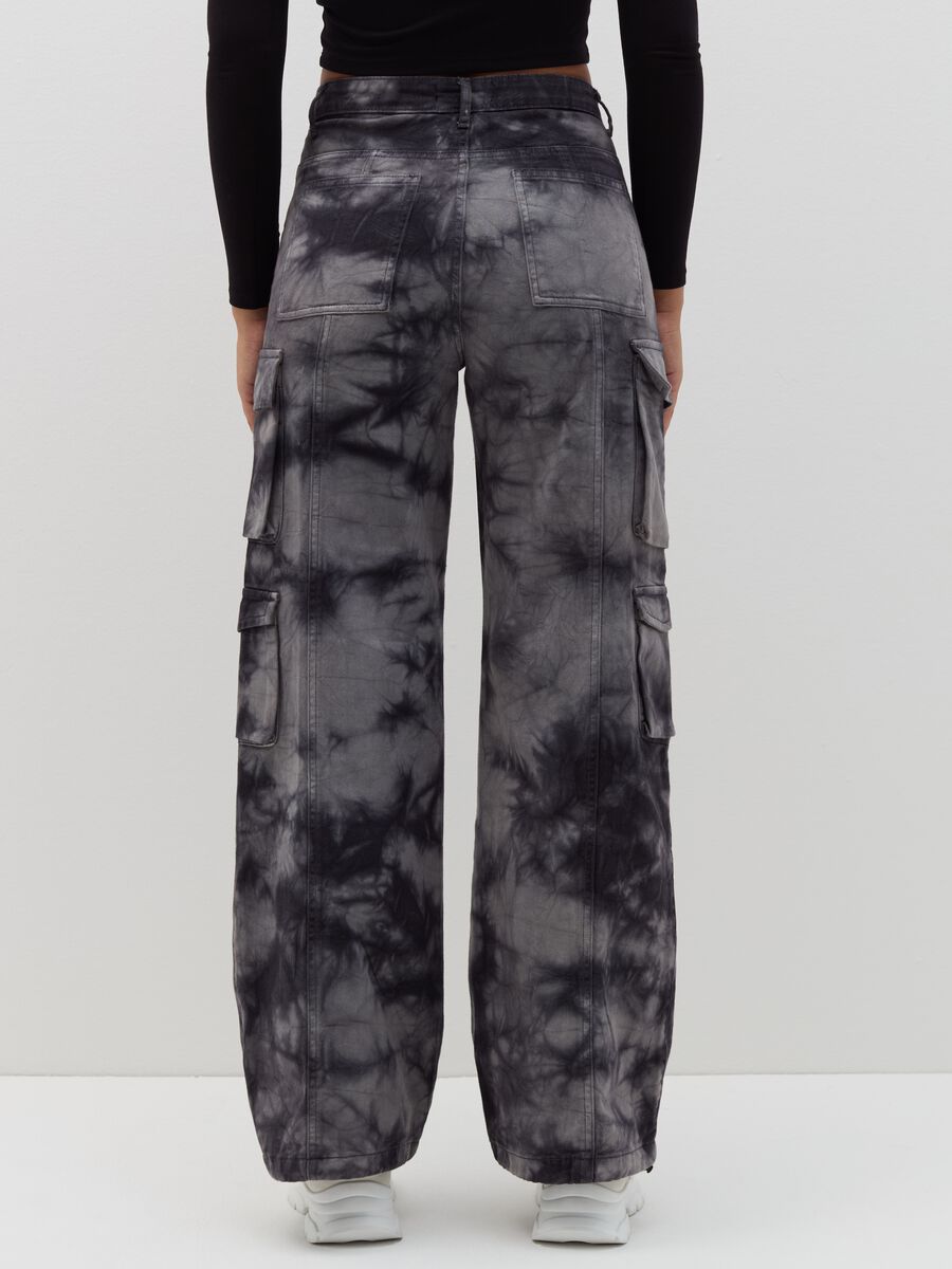 Tie-dye cargo trousers with multiple pockets_2