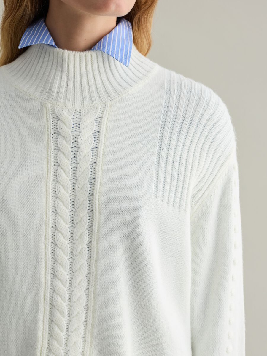 Cable-knit pullover with ribbed details_2