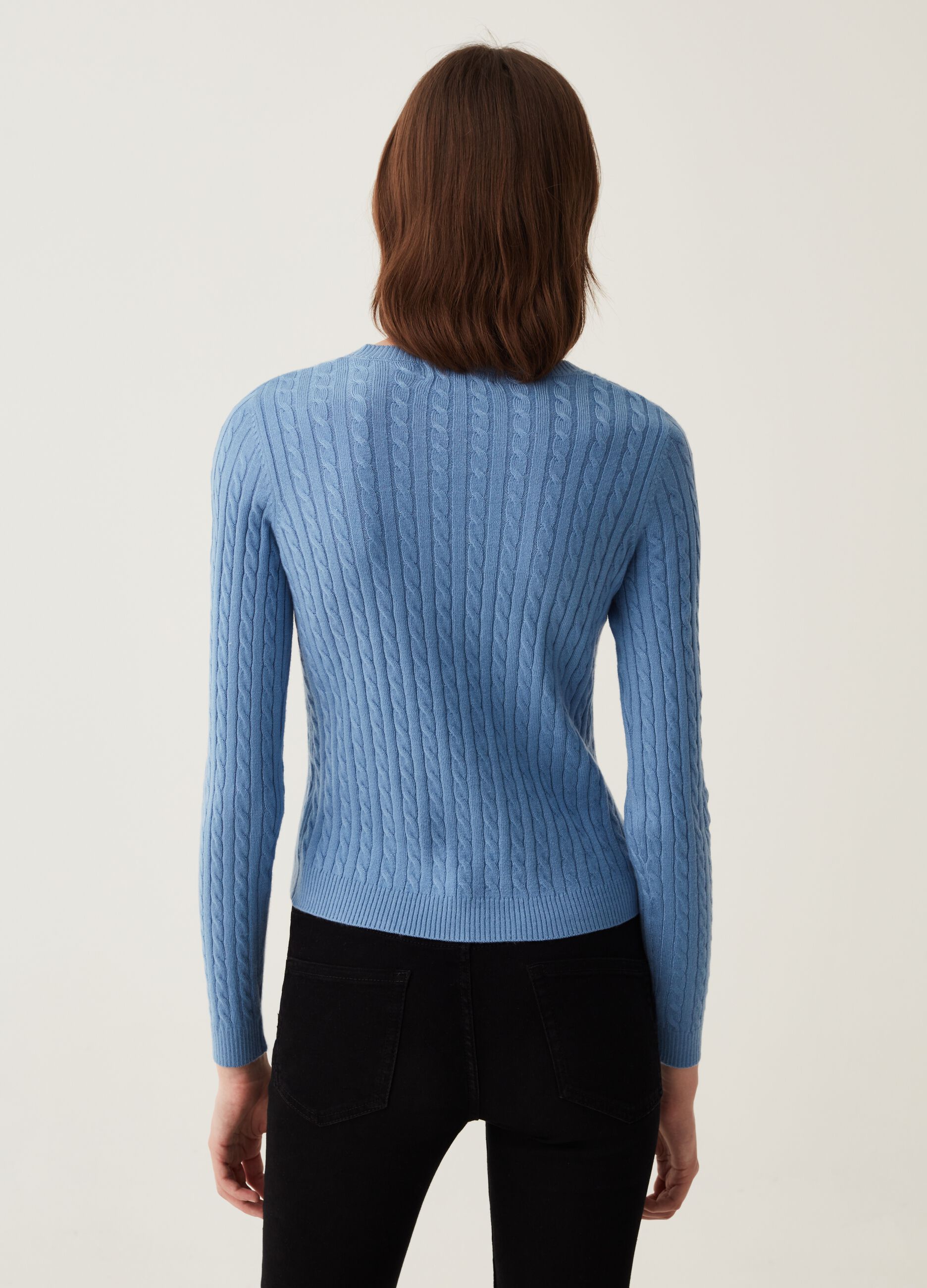 Pullover with round neck and ribbed design