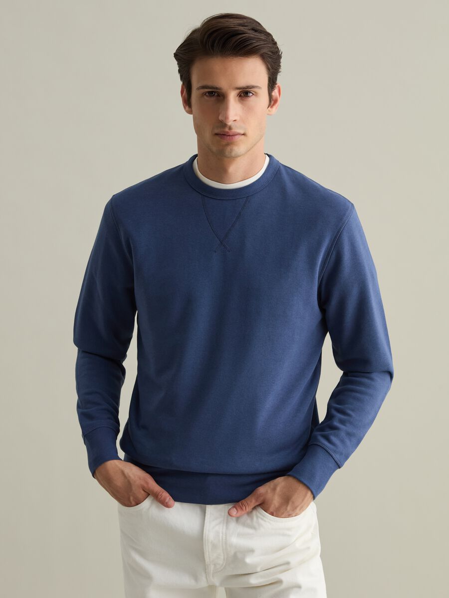 Sweatshirt with round neck and V detail_1