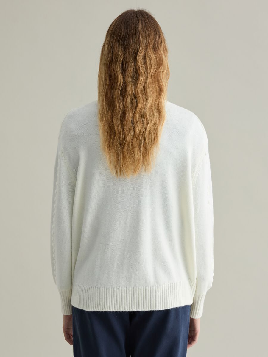 Cable-knit pullover with ribbed details_3