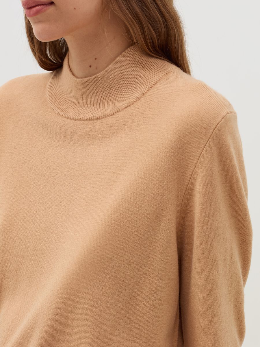 Long-sleeved top with mock neck_3