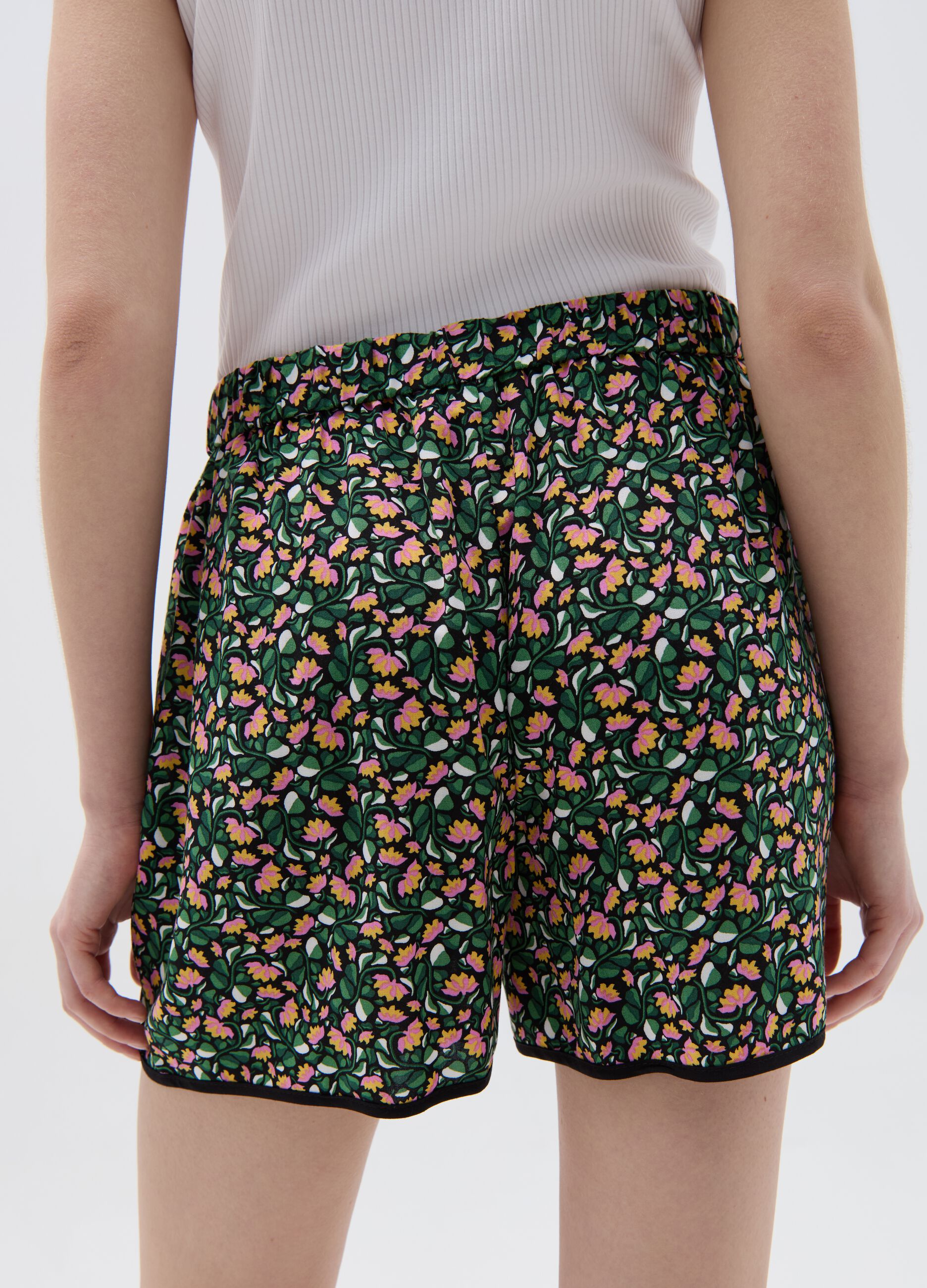 Viscose shorts with contrasting edging