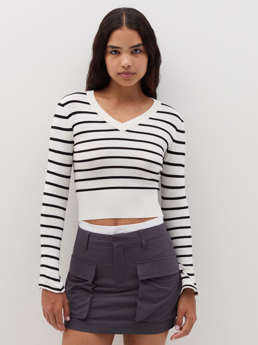 Crop pullover with V neck and stripes_1