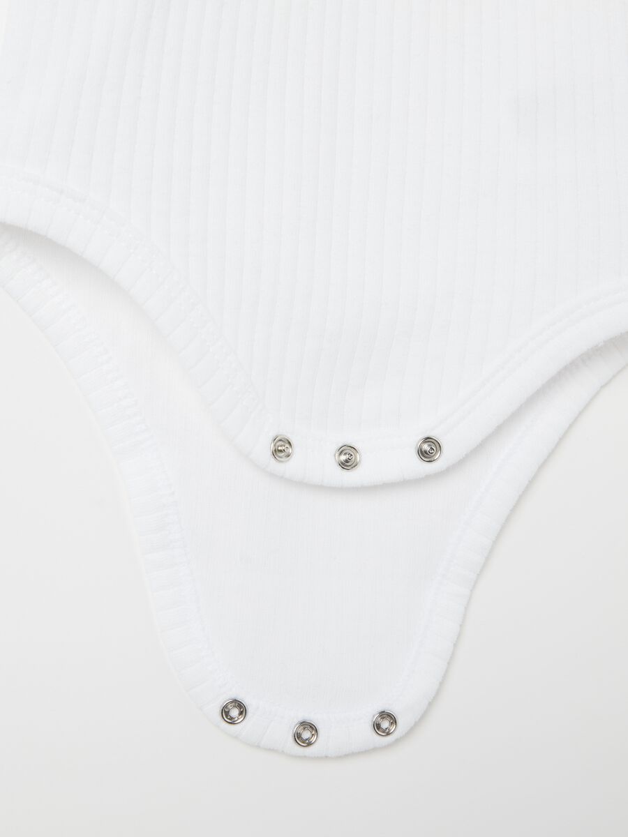 Organic cotton bodysuit with ribbing and flower collar_2