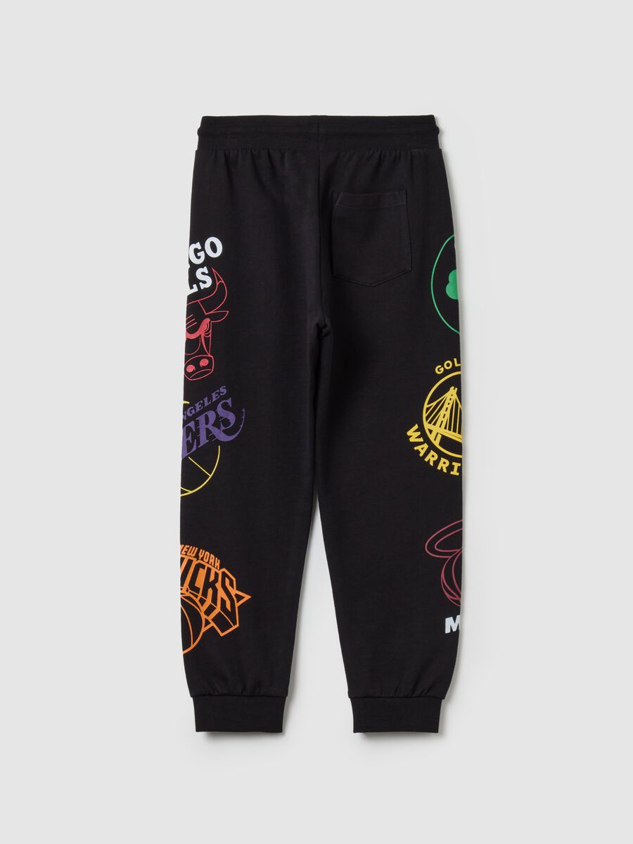 Joggers in felpa con stampa stemmi NBA_1