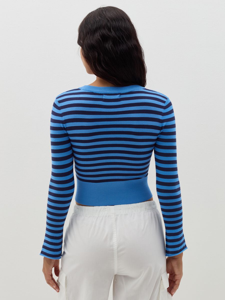 Crop pullover with V neck and stripes_2