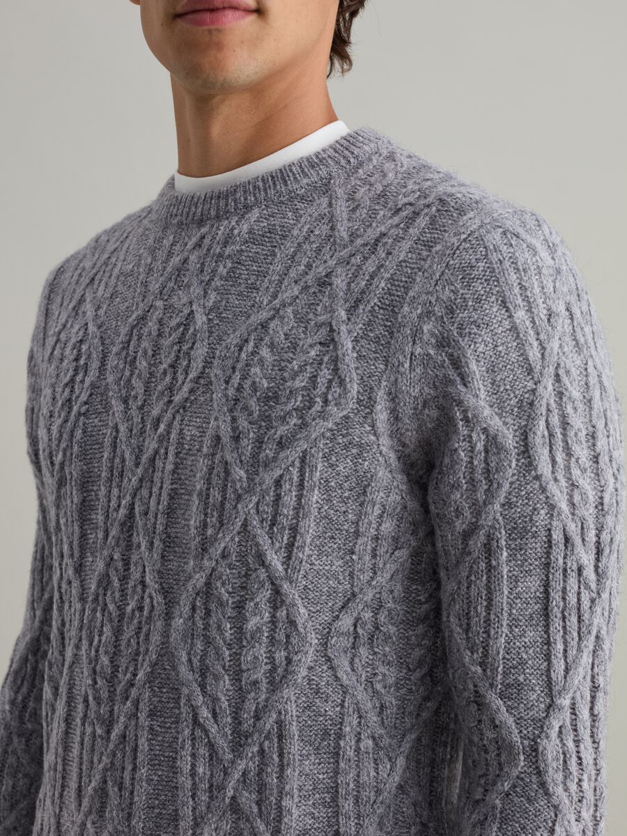 Pullover with diamond design_2