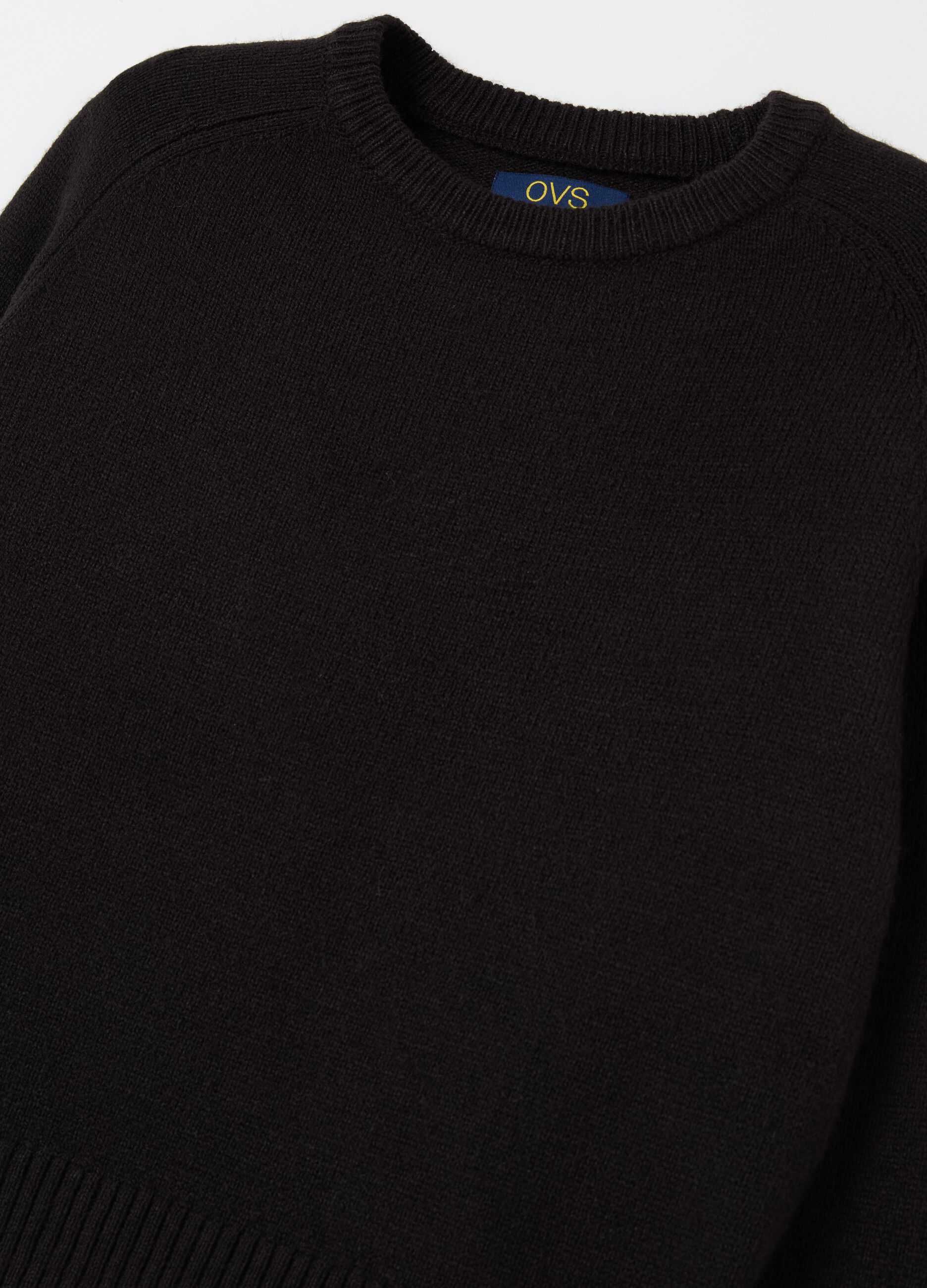 Pullover with raglan sleeves