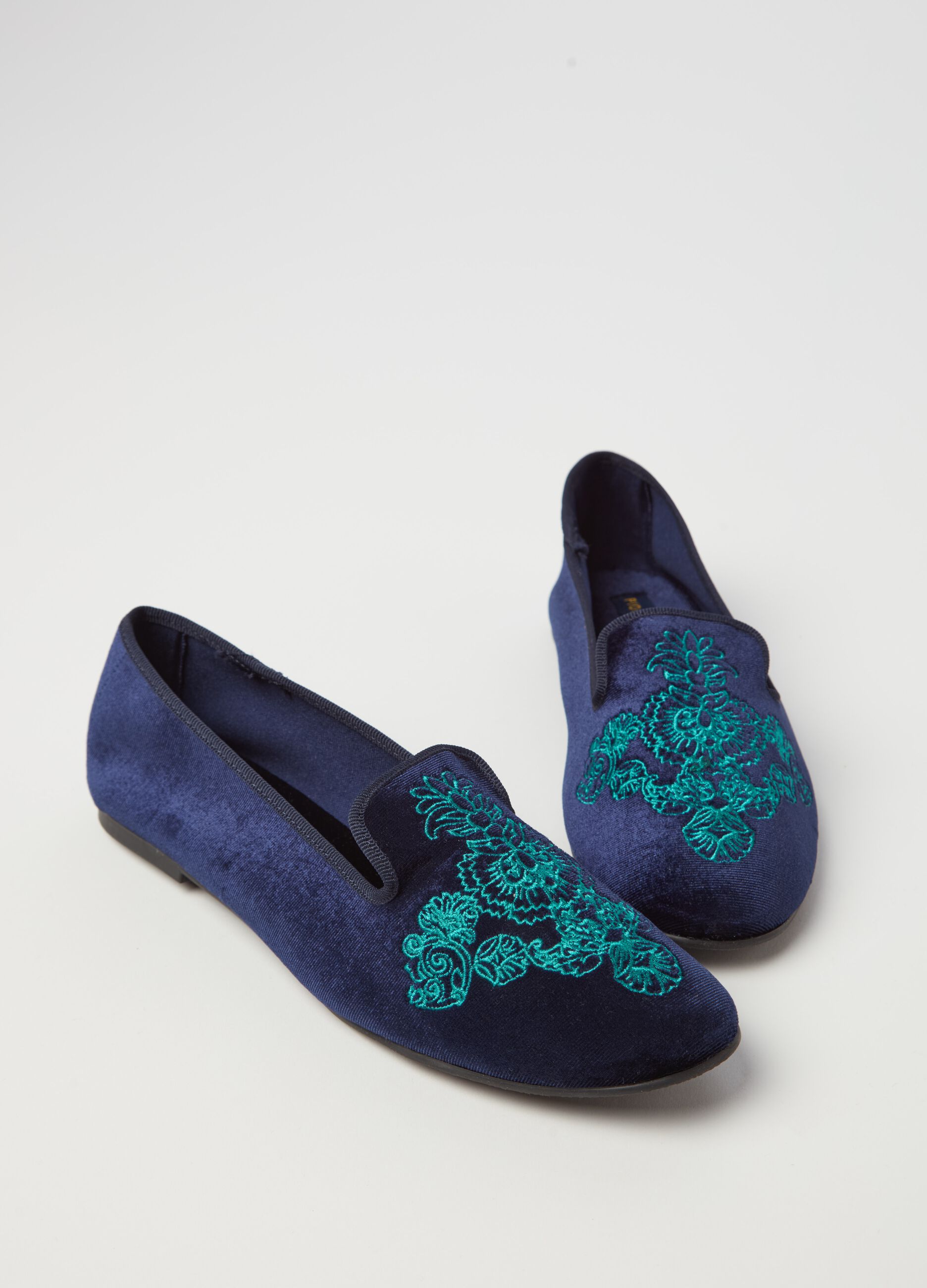 Velvet slipper shoes with embroidery