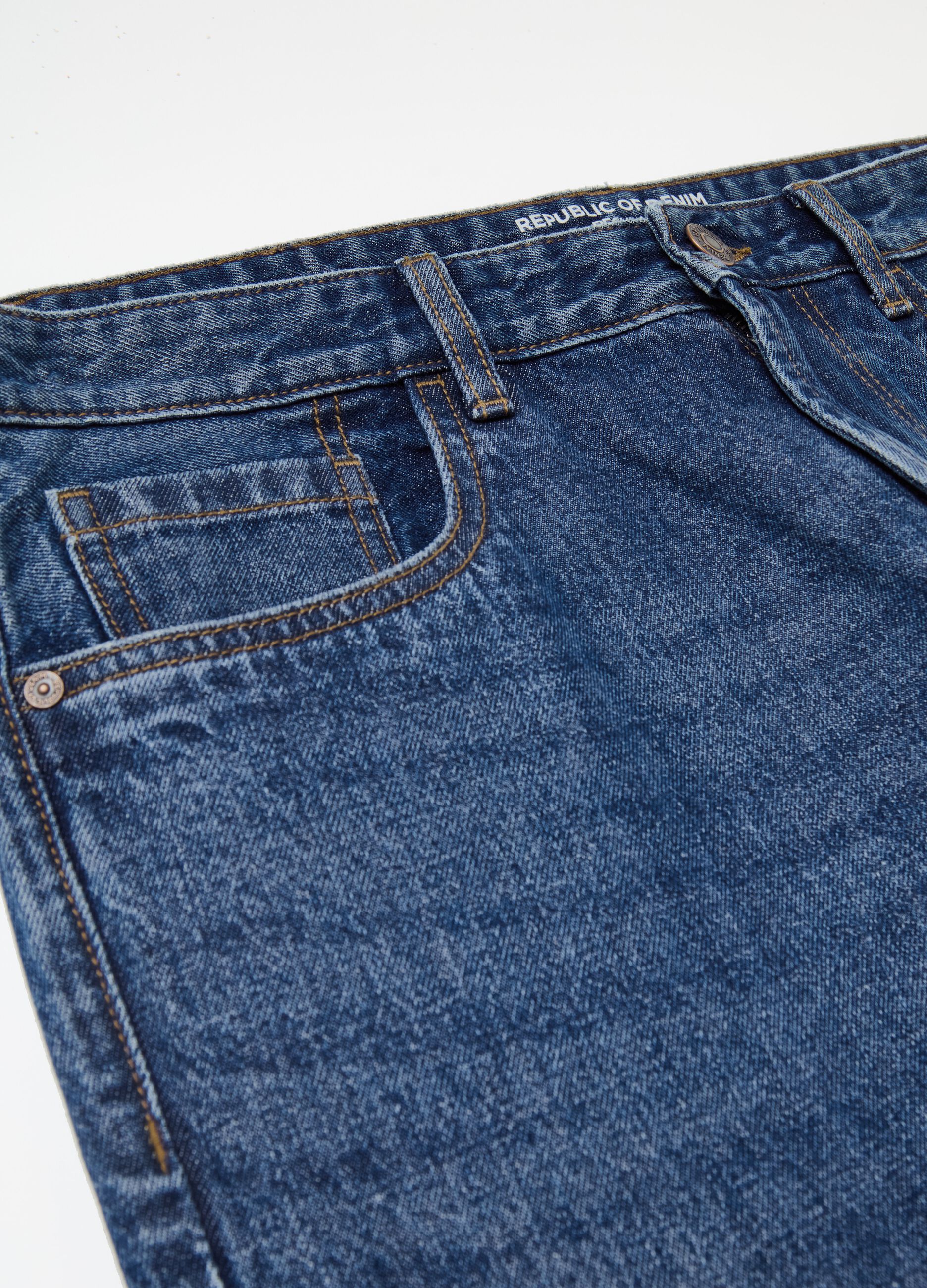 Regular fit jeans with discolouring