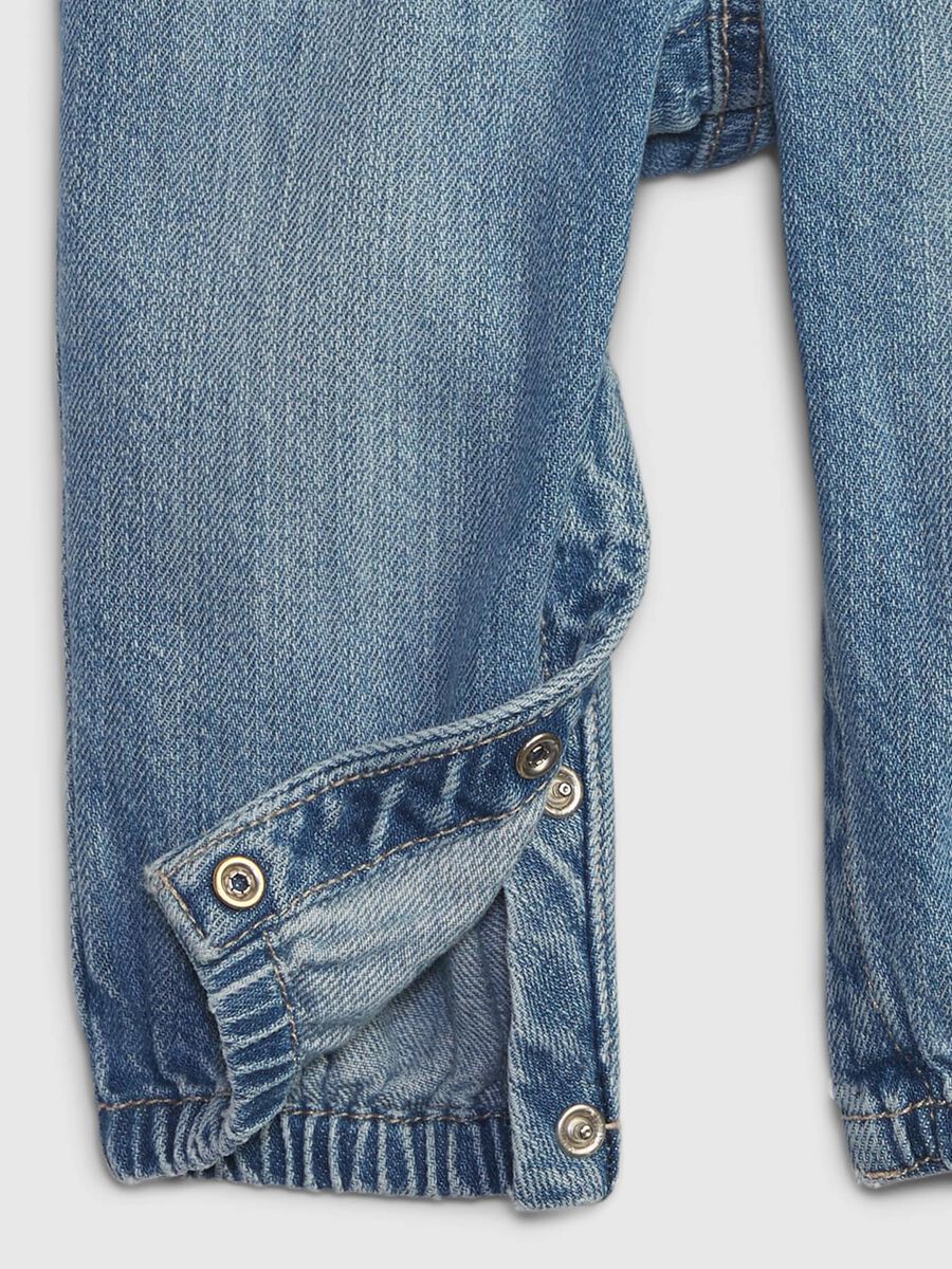 Jeans in cotone bio con ricamo orsetto_2