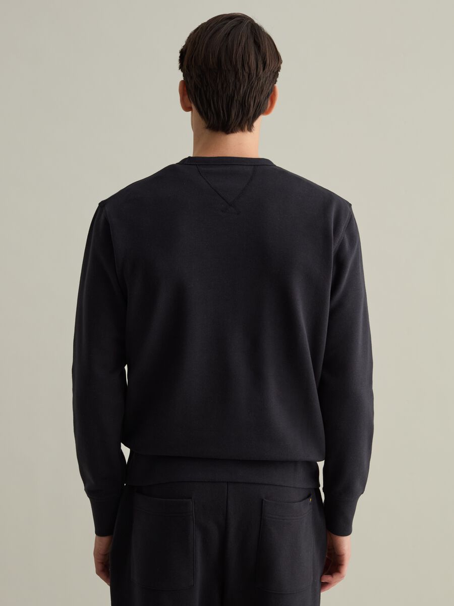 Sweatshirt with round neck and V detail_2