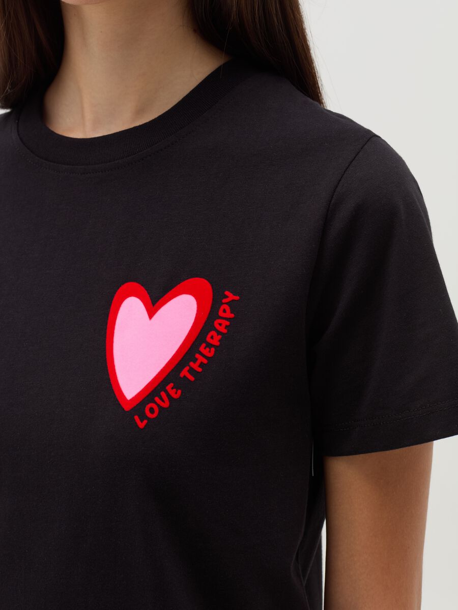 T-shirt con stampa cuore_3