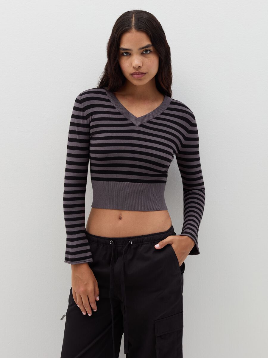 Crop pullover with V neck and stripes_1