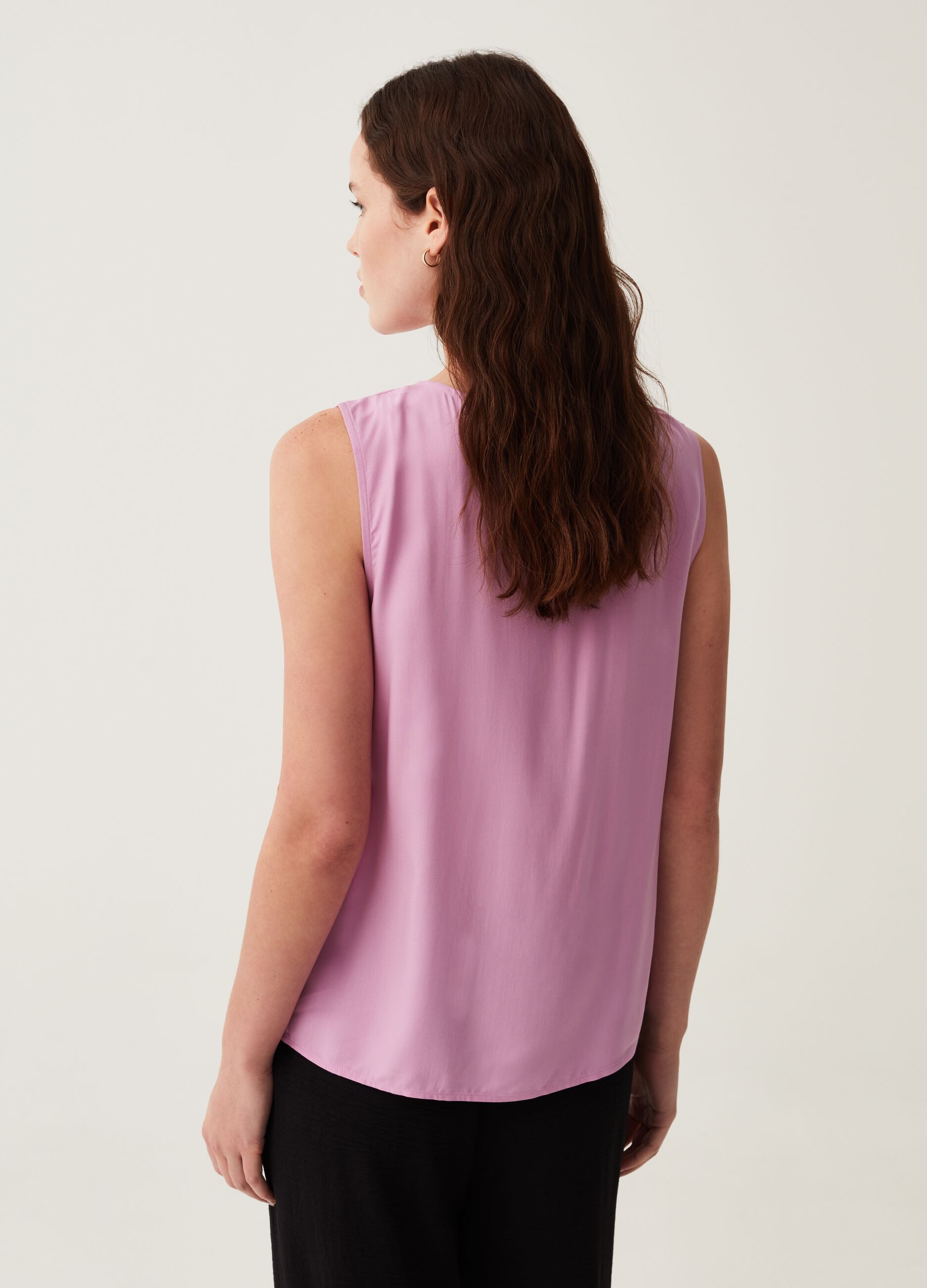 Sleeveless blouse with pleating