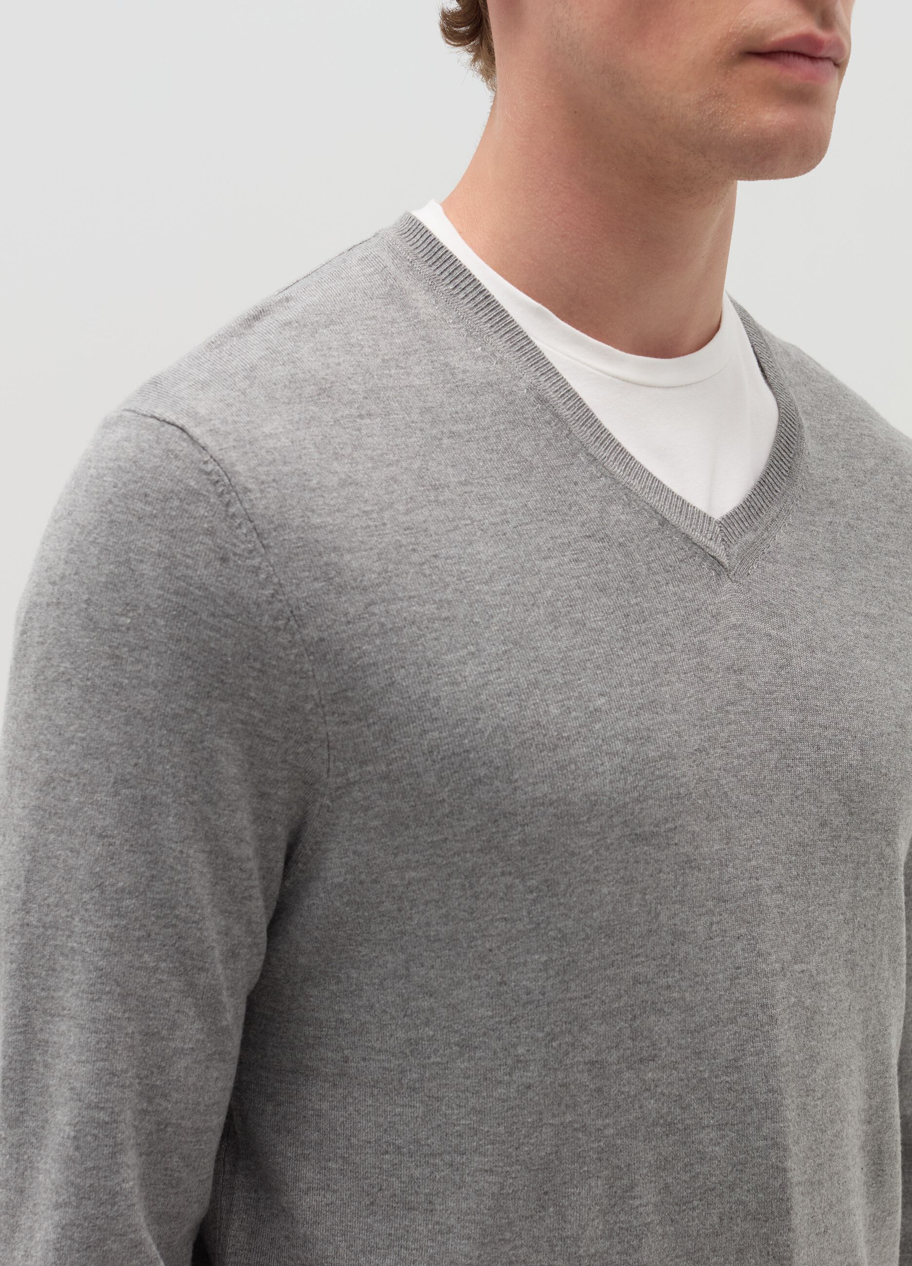 V-neck pullover