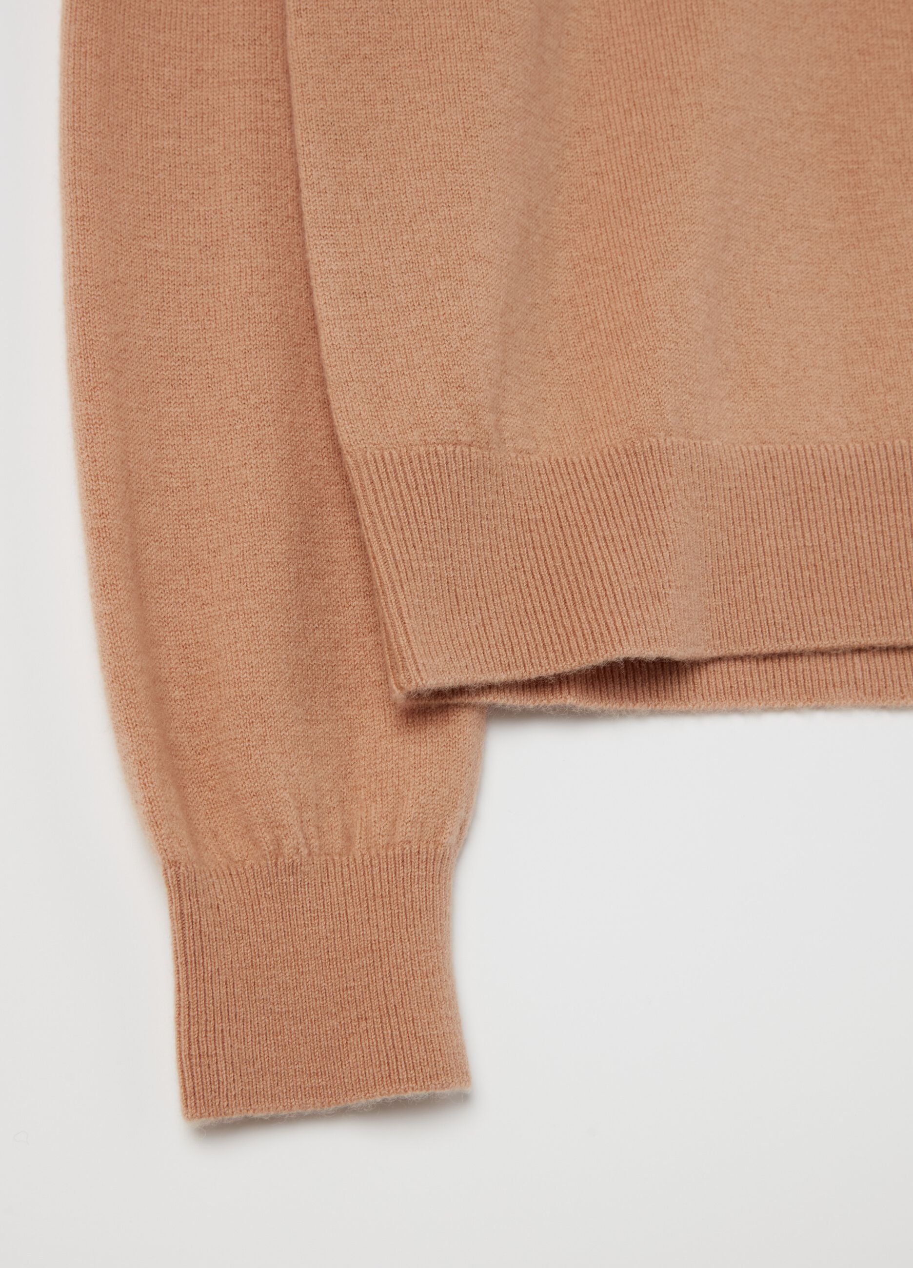 Wool pullover with round neck